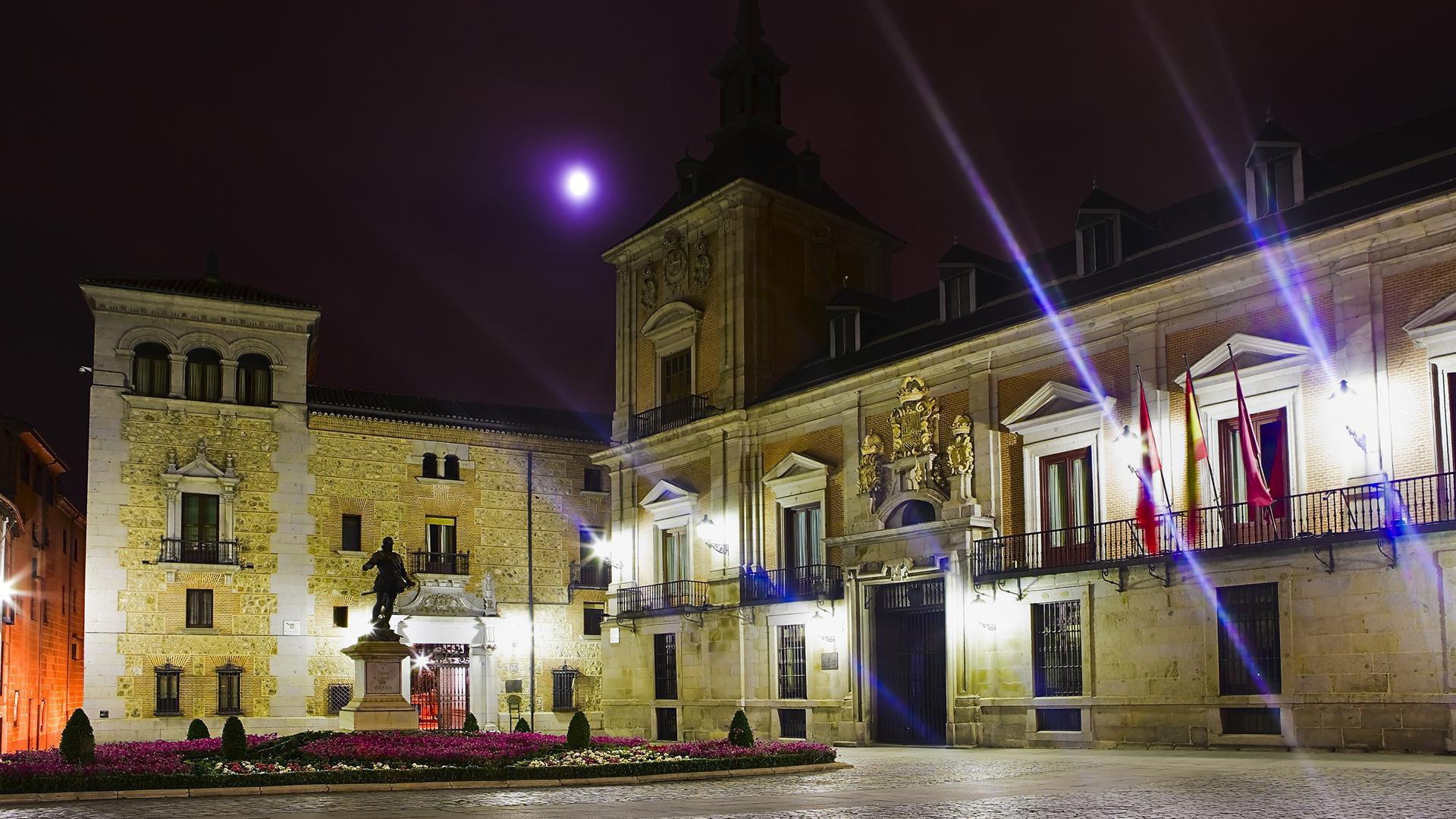 Памятник на площади в Мадриде