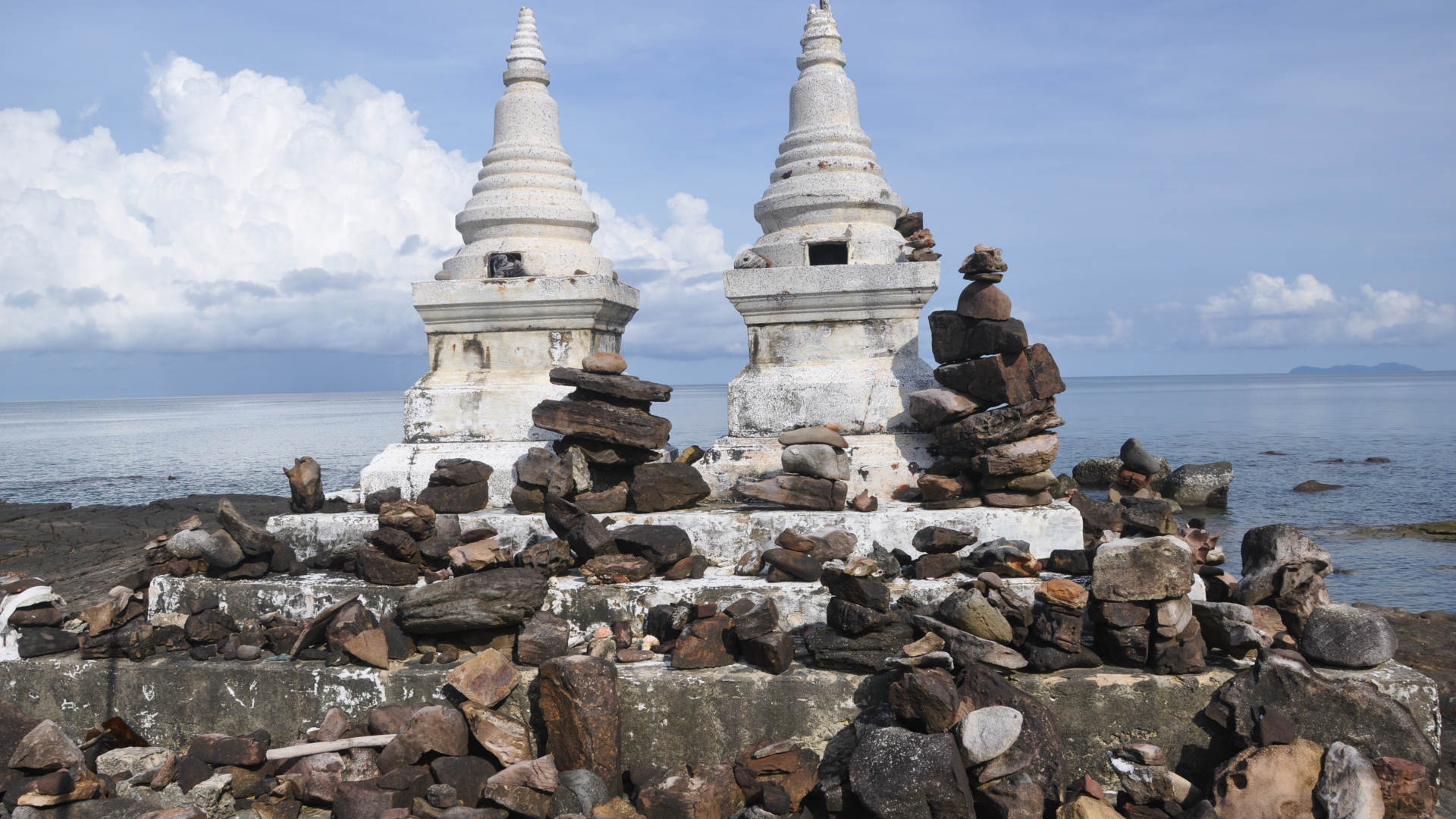 Алтарь на берегу на острове Ко Куд, Таиланд