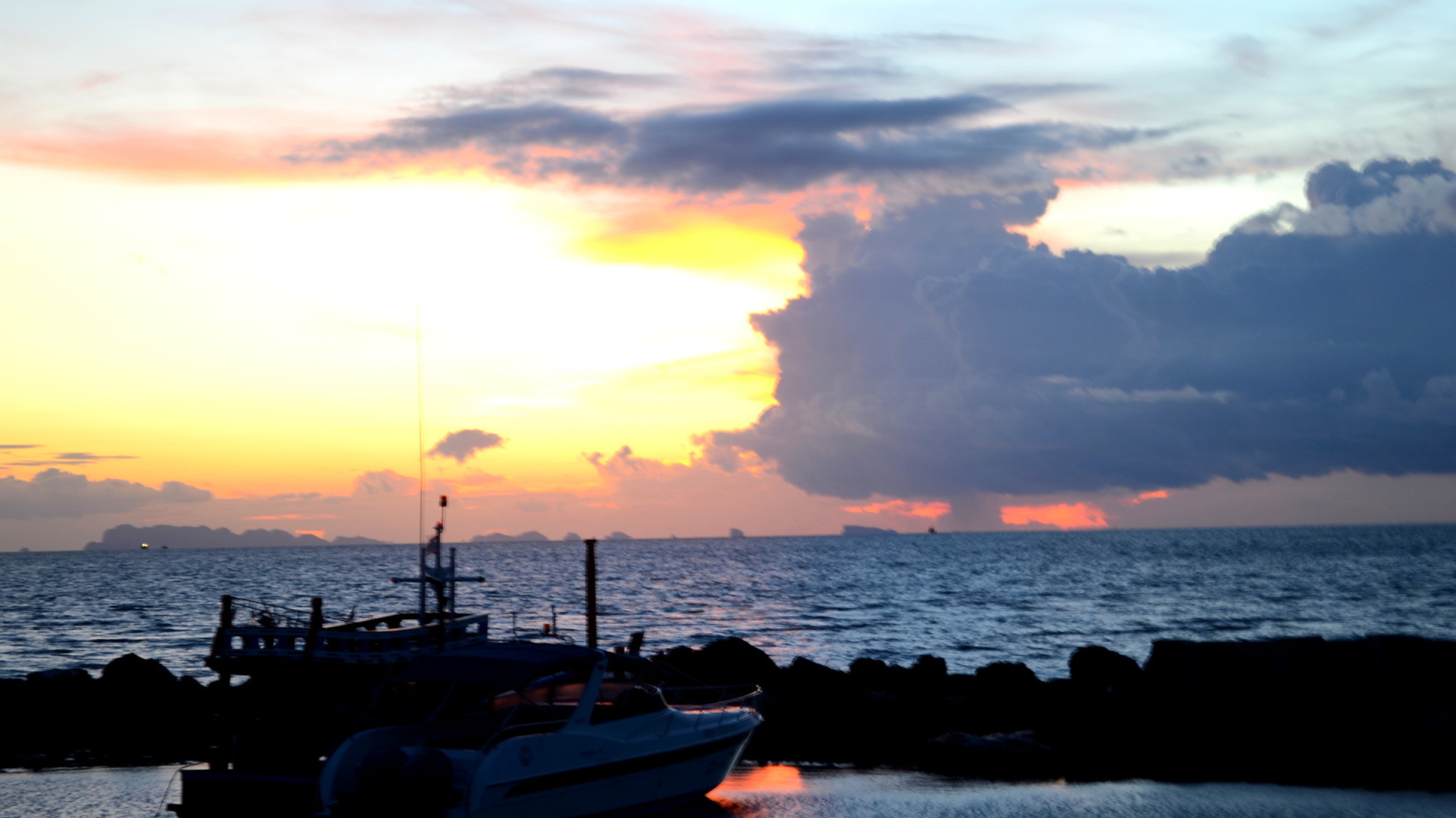 Катер на фоне заката на острове Панган, Таиланд