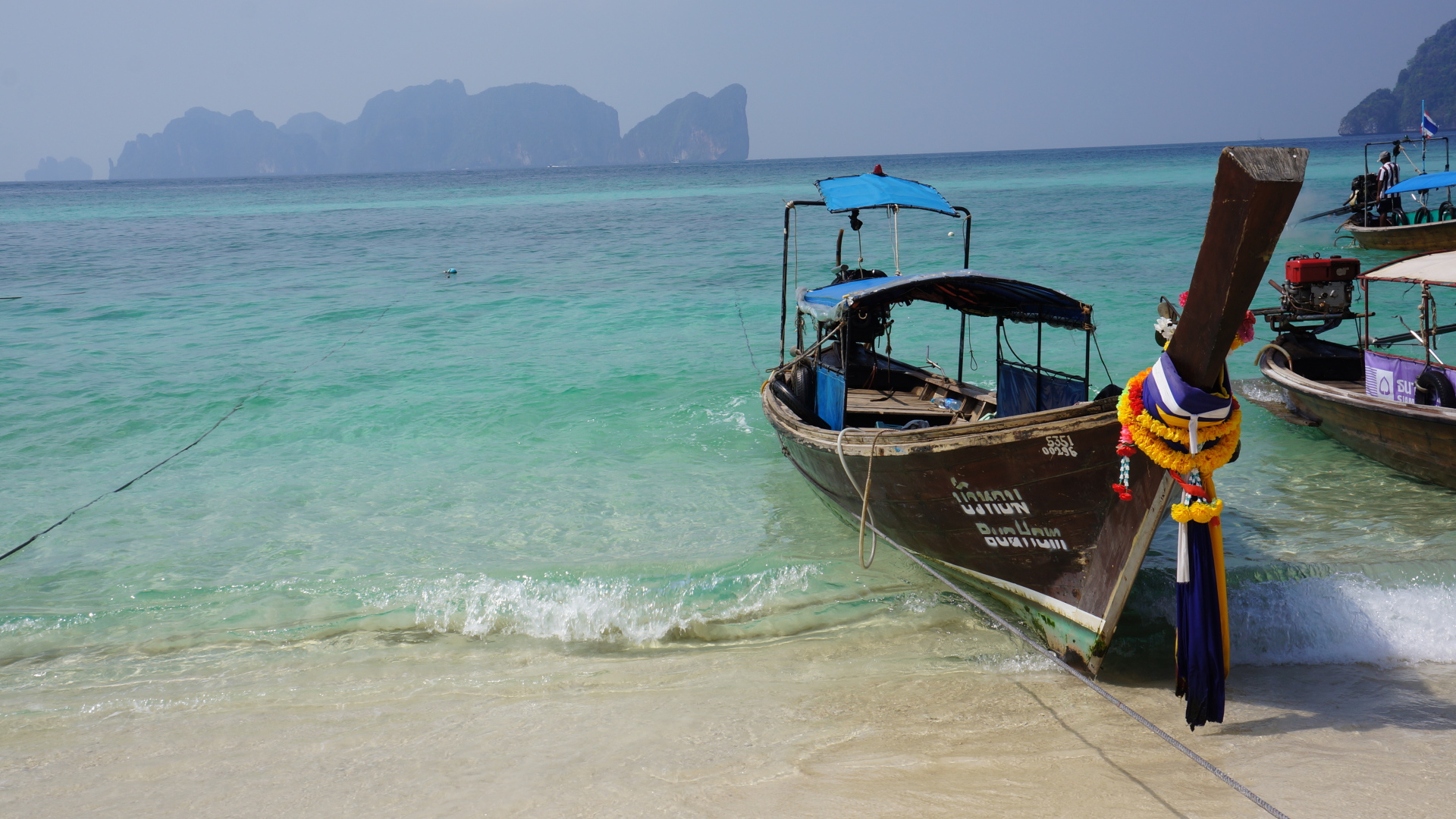 Лодка у берега в Пхукете, Таиланд