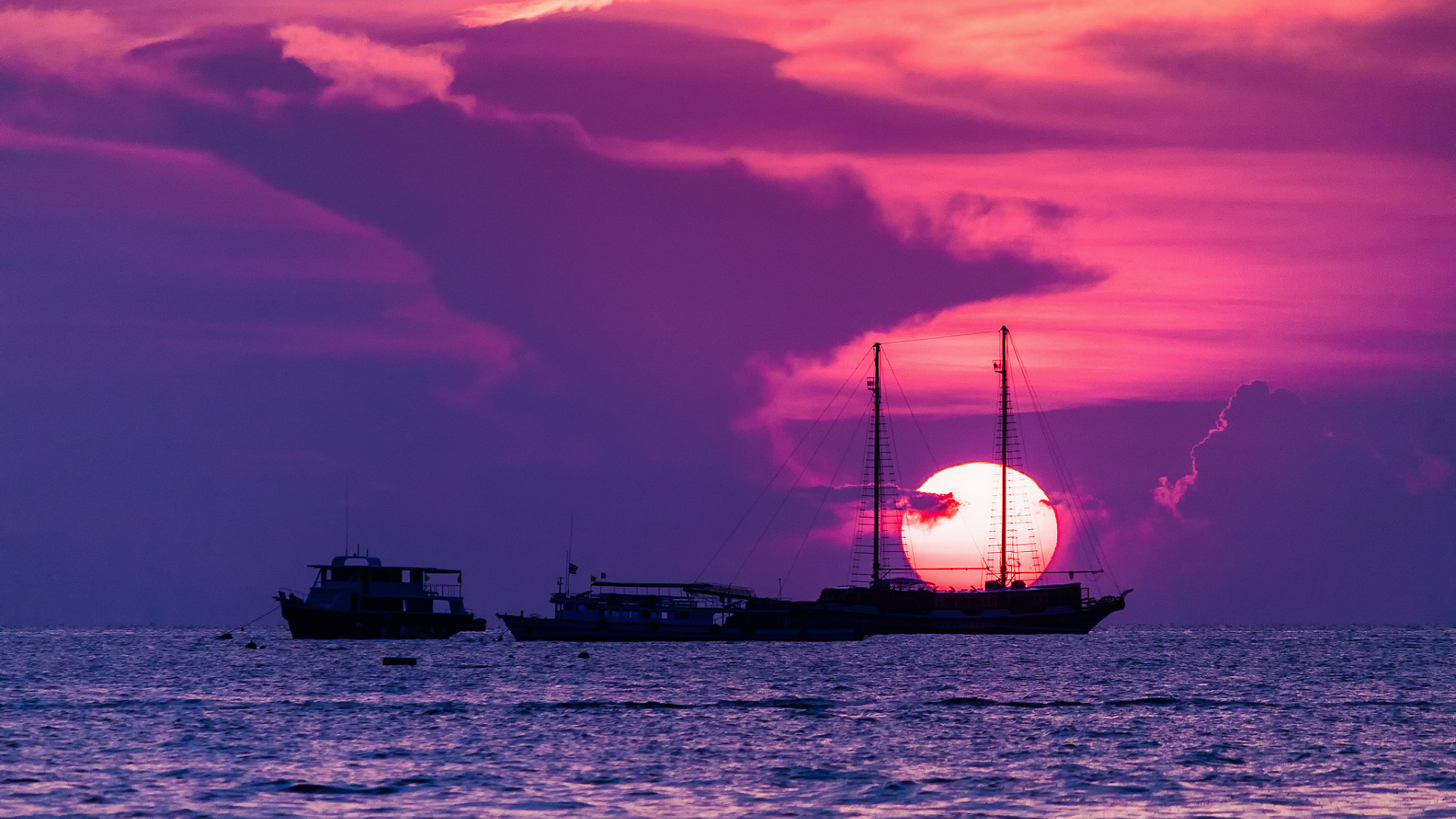 Лодки на фоне заката на курорте в Паттайе, Таиланд