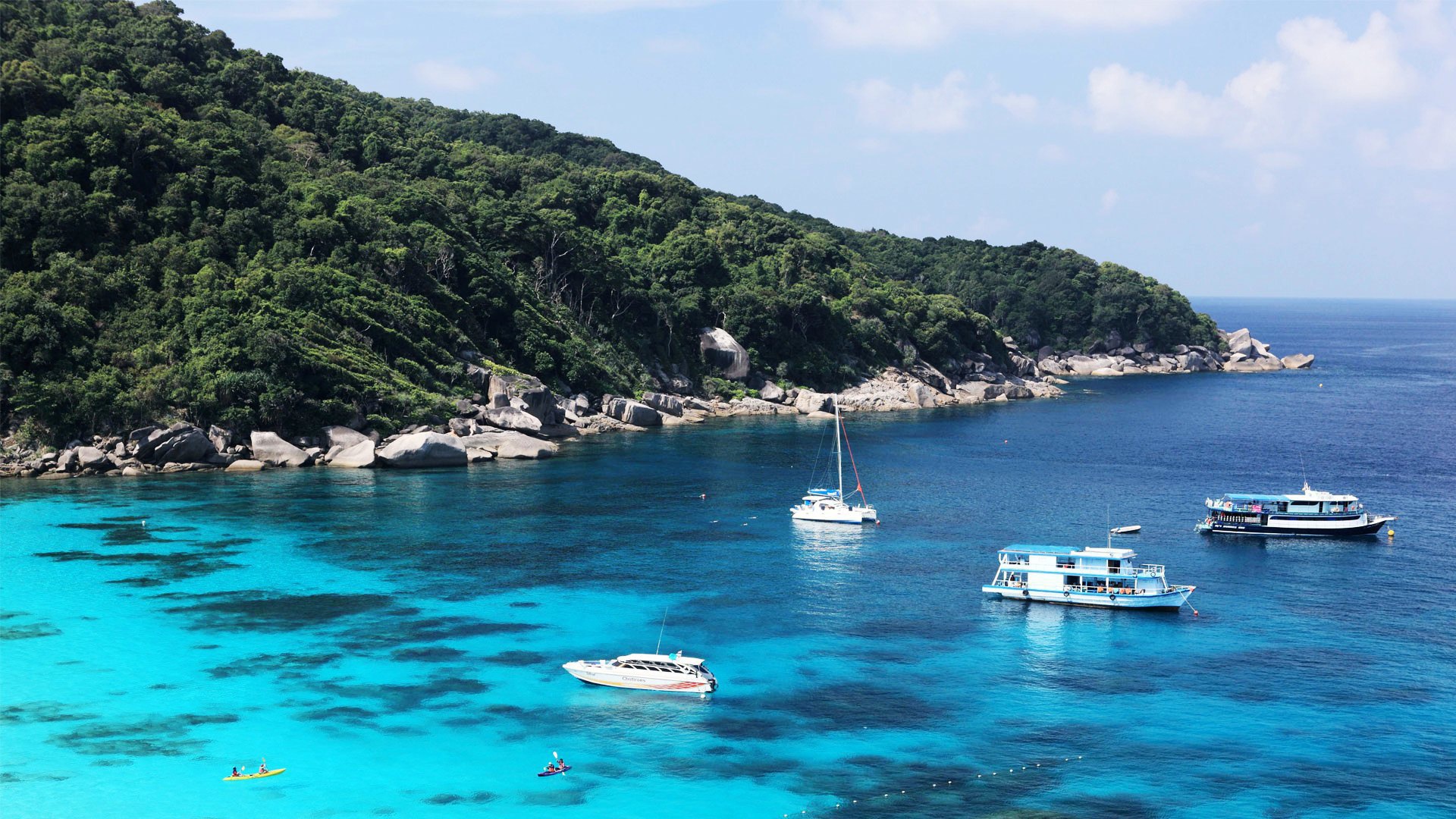 Лодки в заливе на острове Чанг, Таиланд