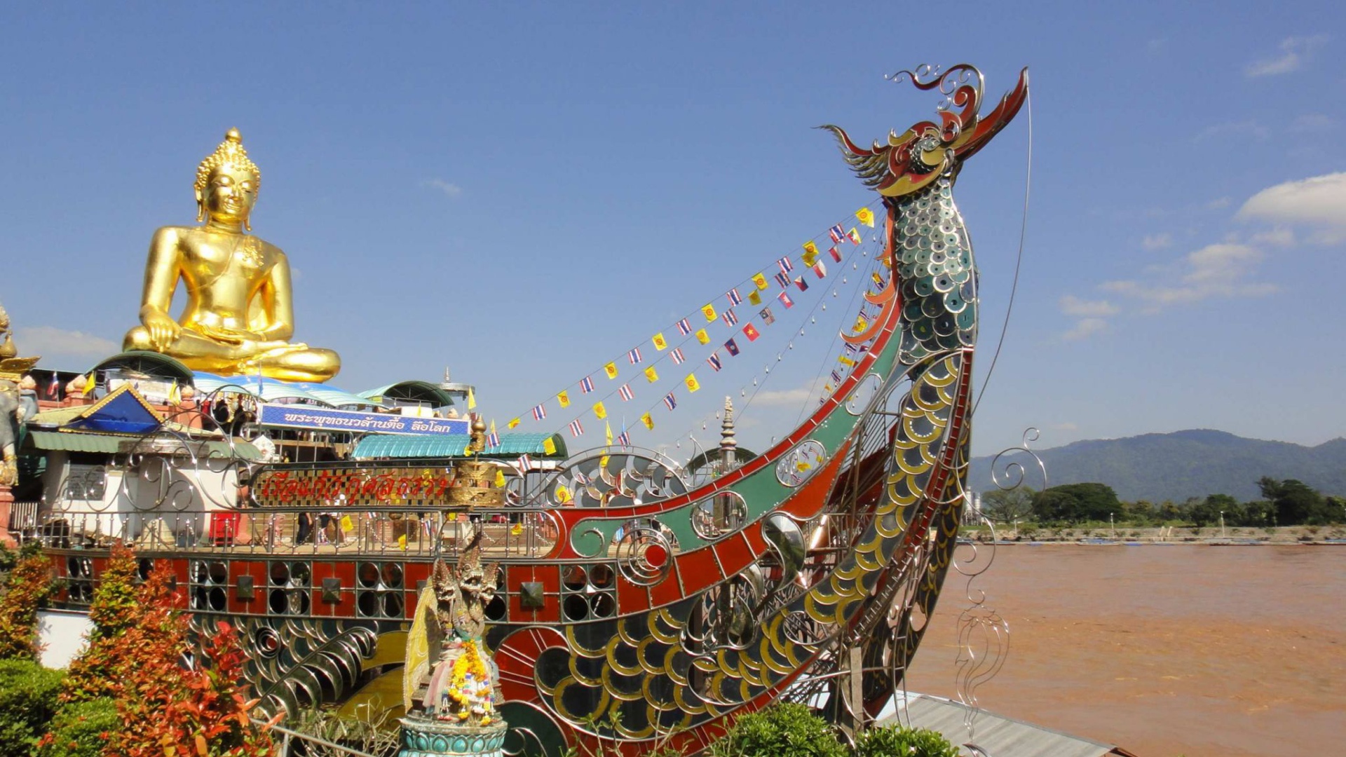 Будда на лодке на курорте Чианг Май, Таиланд