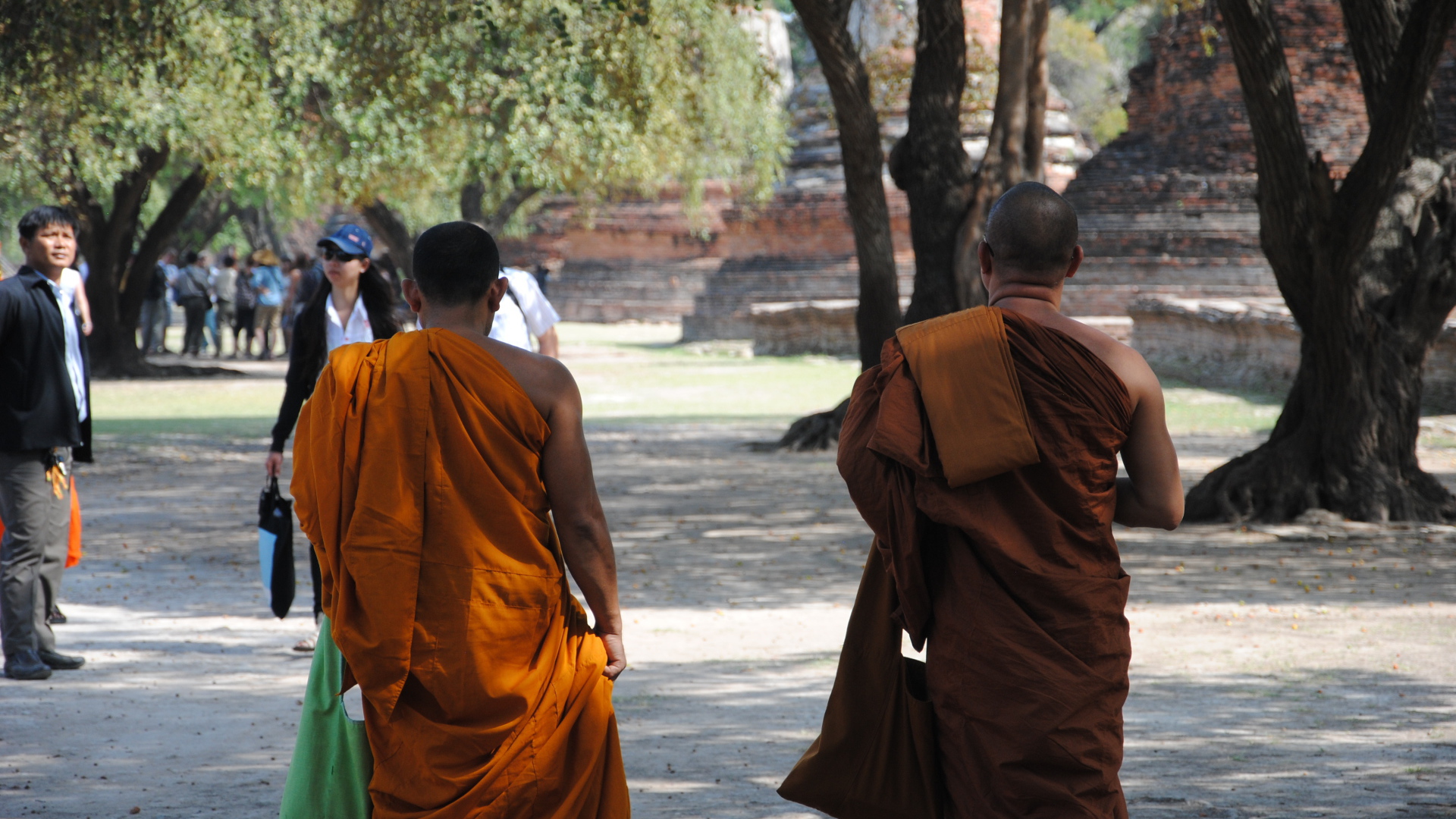 Буддийские монахи на улице на курорте Аютайя, Таиланд