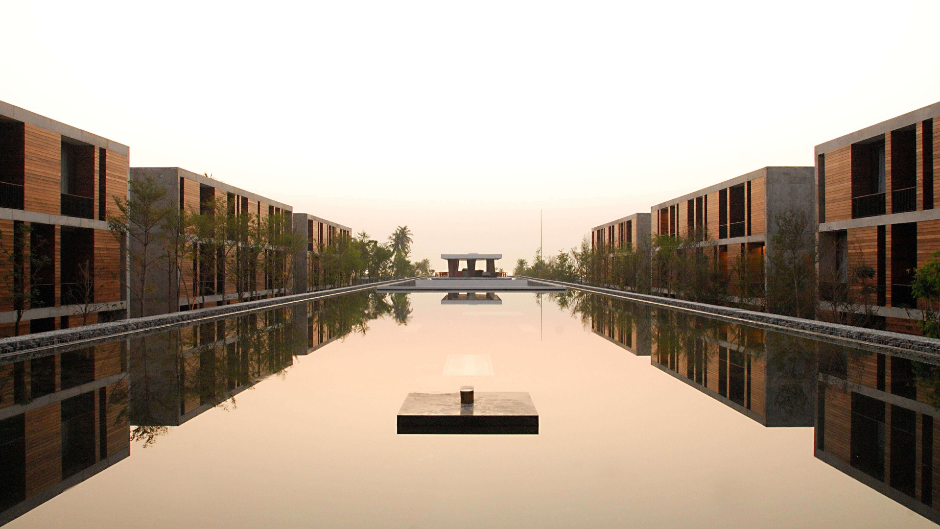 Канал между домами на курорте Ча Ам, Таиланд