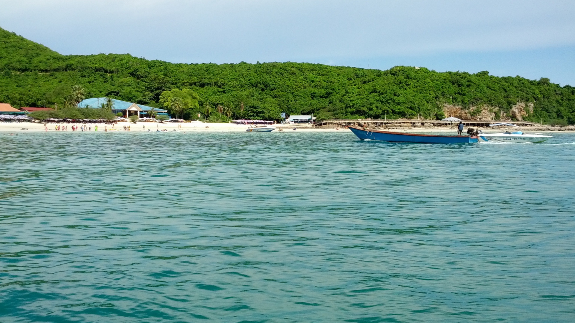 Побережье на курорте острова Ко Лан, Таиланд