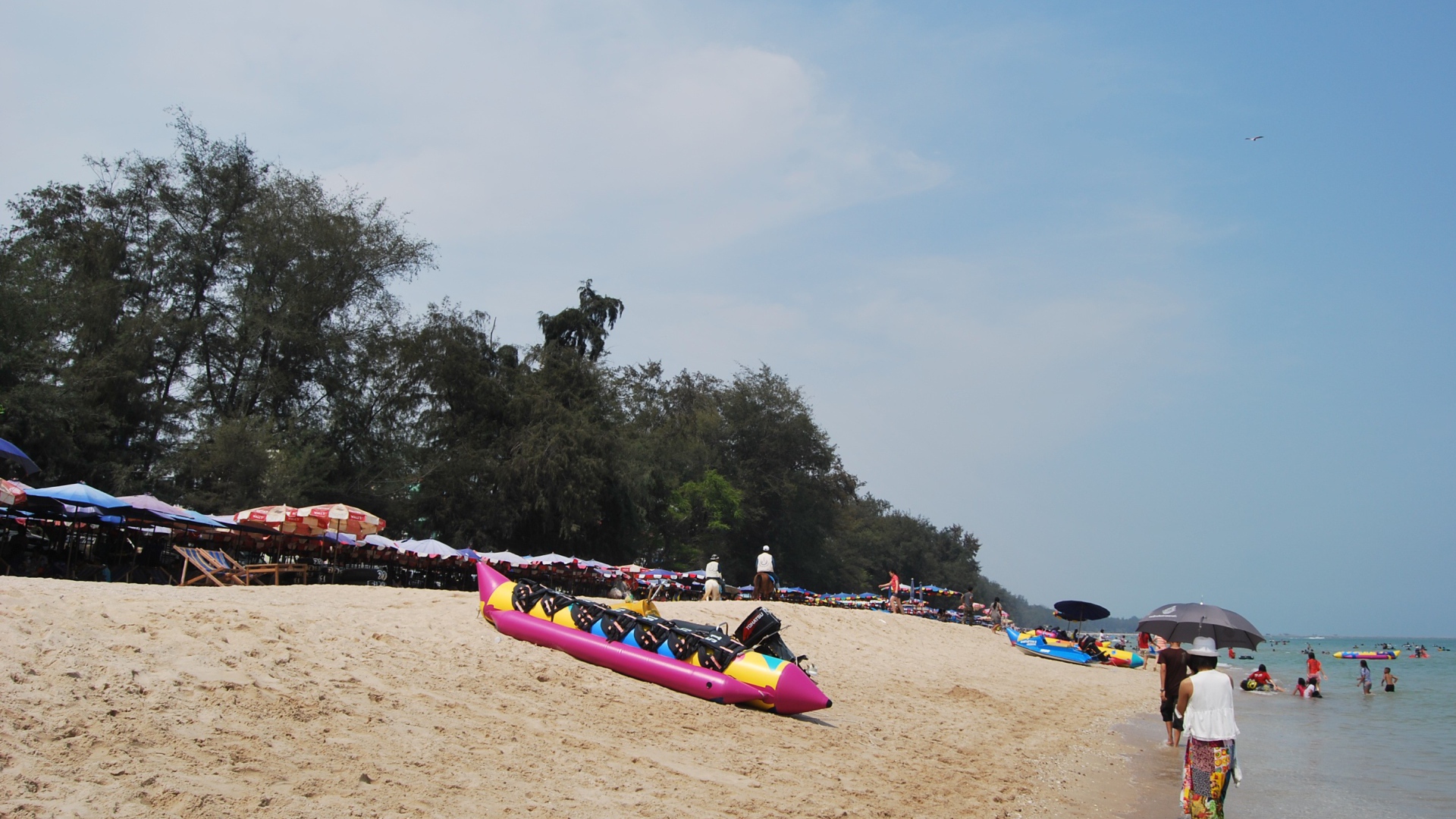 Золотой пляж на курорте Ча Ам, Таиланд