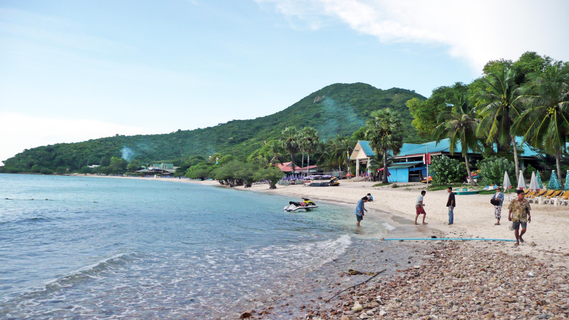 Гравий на пляже на курорте острова Ко Лан, Таиланд