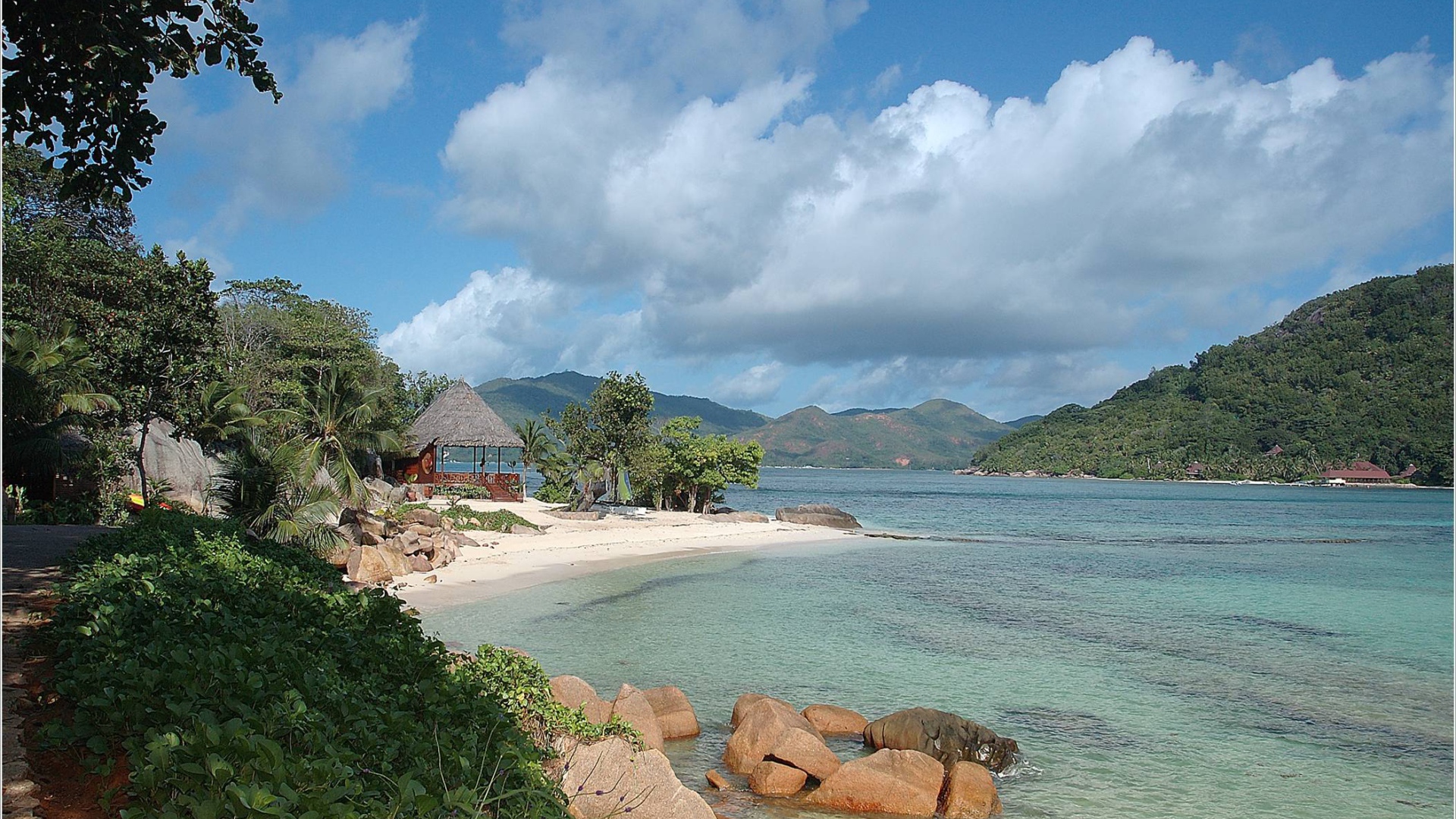 Хижина на побережье на курорте острова Ко Лан, Таиланд