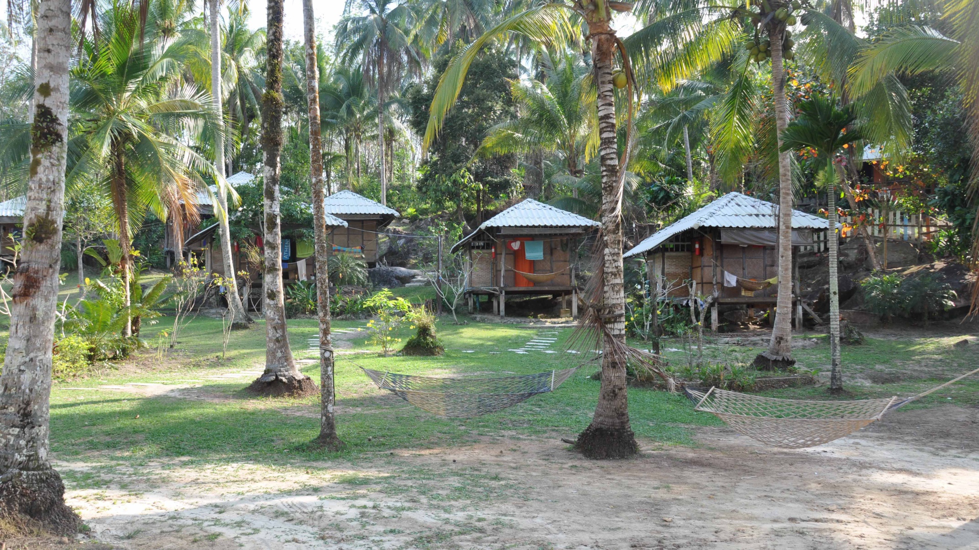Хижины среди пальм на острове Ко Куд, Таиланд
