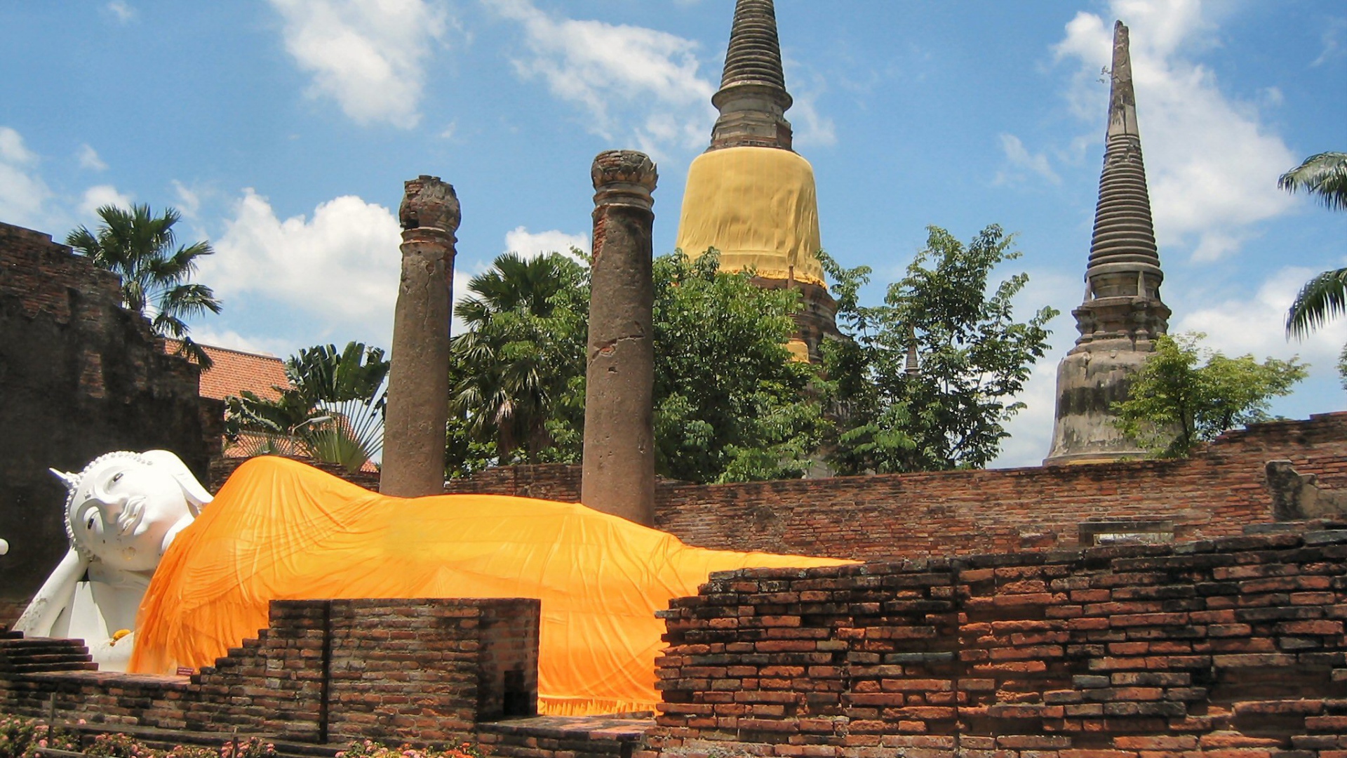 Лежащий будда на курорте Аютайя, Таиланд