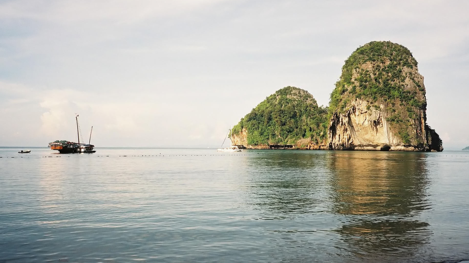 Скалы у берега на курорте Краби, Таиланд