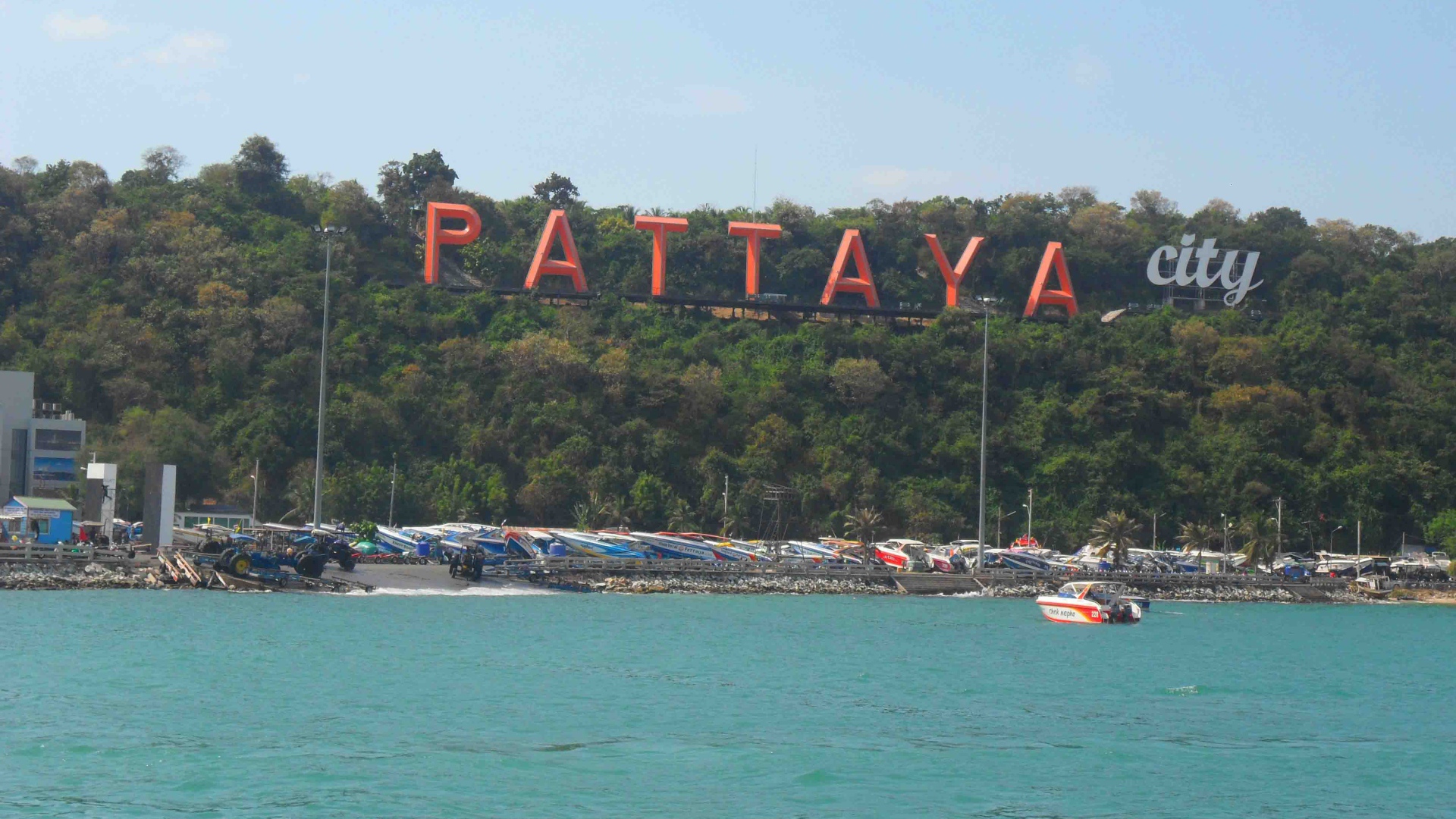 Вывеска города на курорте в Паттайе, Таиланд