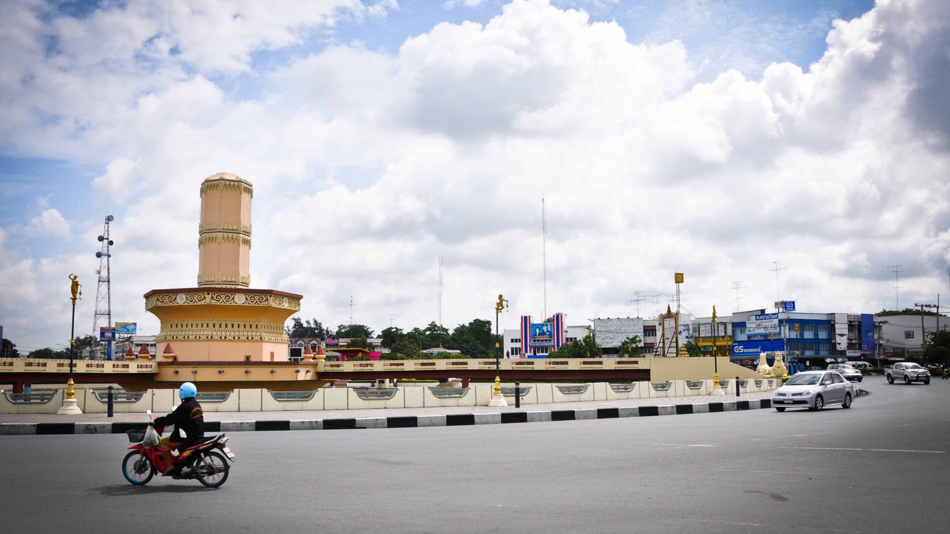 Уличное движение на курорте Лопбури, Таиланд