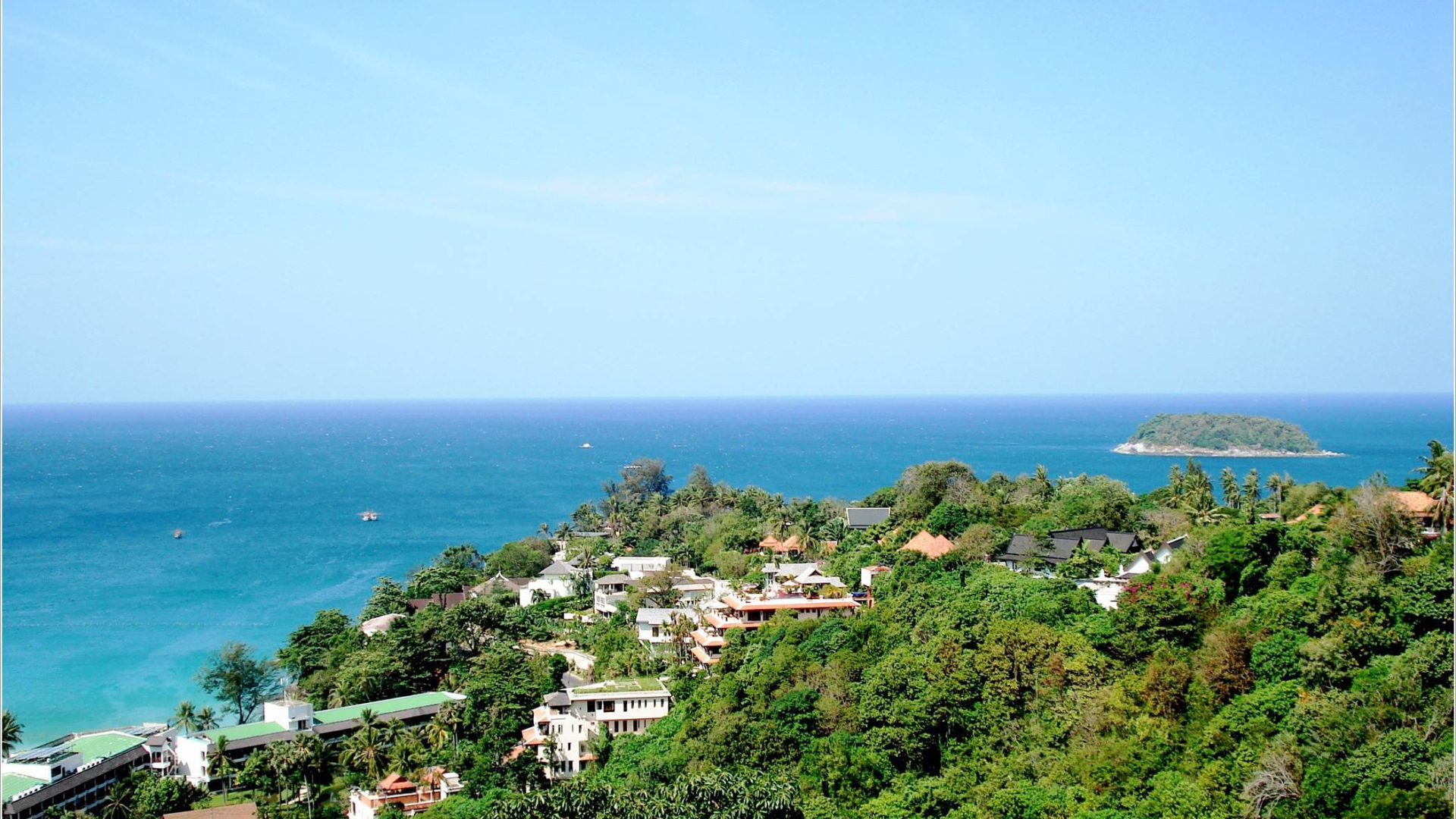 Городские здания на курорте острова Ко Лан, Таиланд