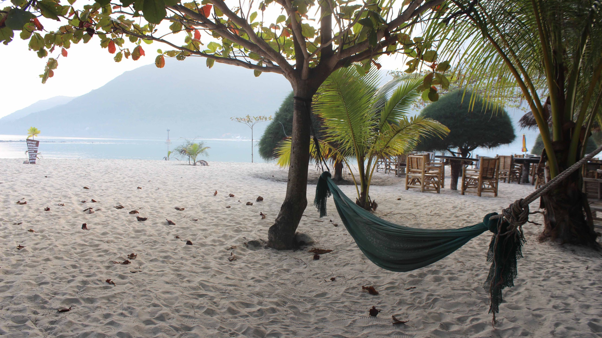 Белый песок на пляже на острове Самуи, Таиланд