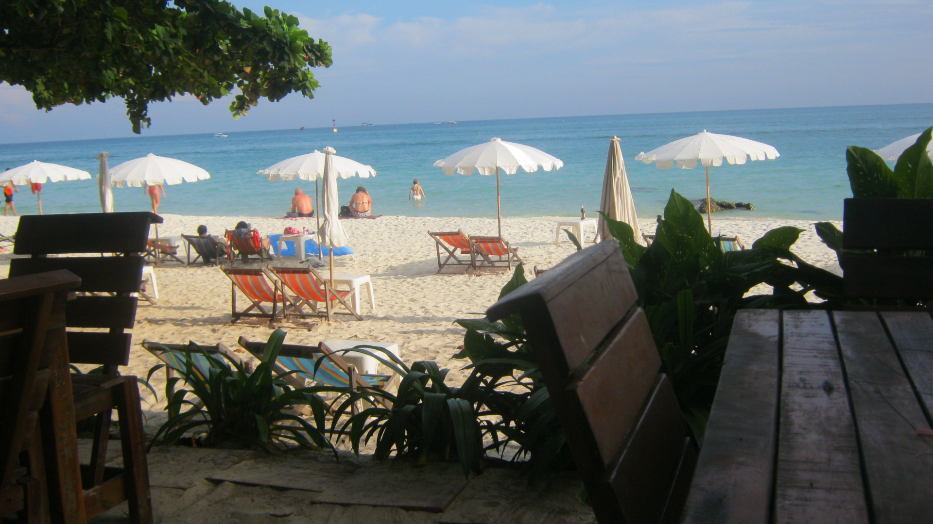 Зимний отдых на пляже на острове Чанг, Таиланд