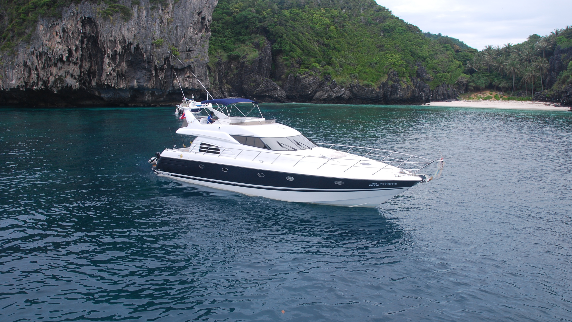 Яхта в заливе на курорте Хуа Хин, Таиланд