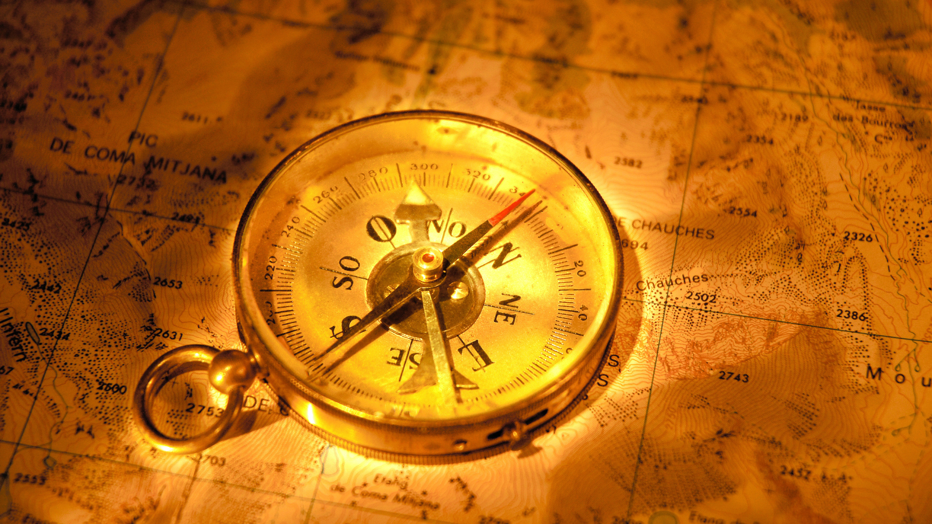 Старинный компас на карте путешественника