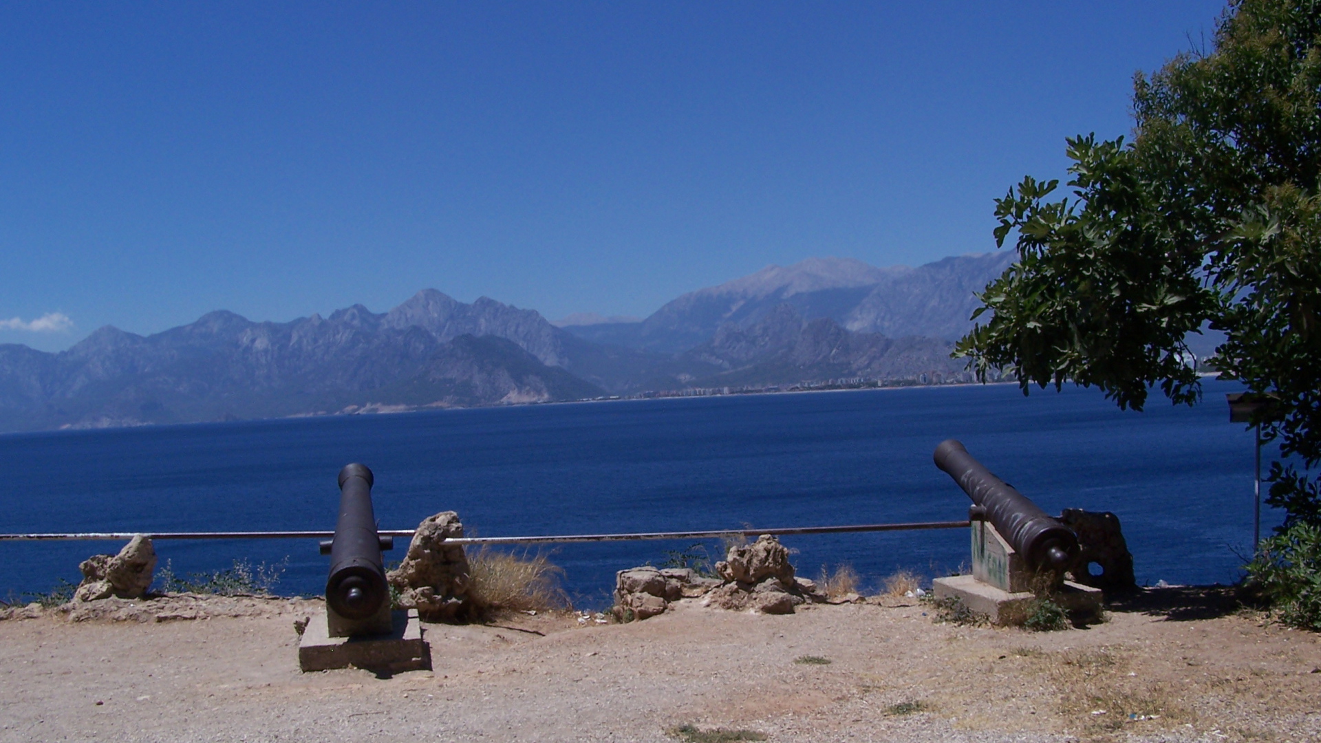 Пушки на побережье в Кушадасы, Турция