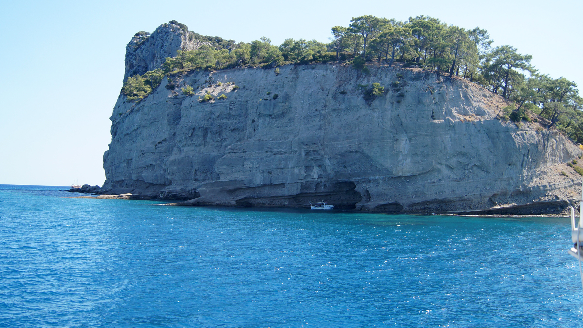 Скала у побережья в Кемере, Турция