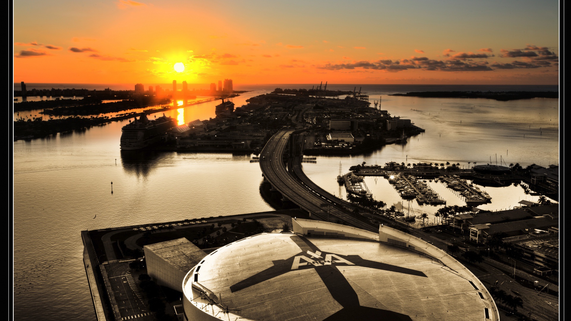 Закат над аэропортом в Майами