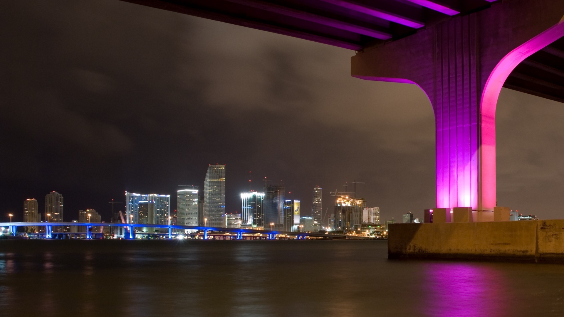 Опора моста в Майами