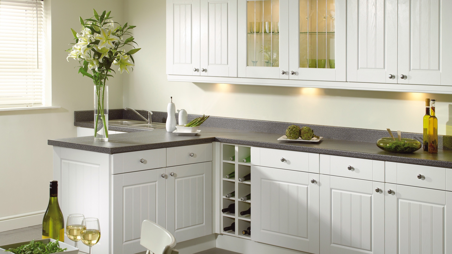 Большой букет на столе в кухне