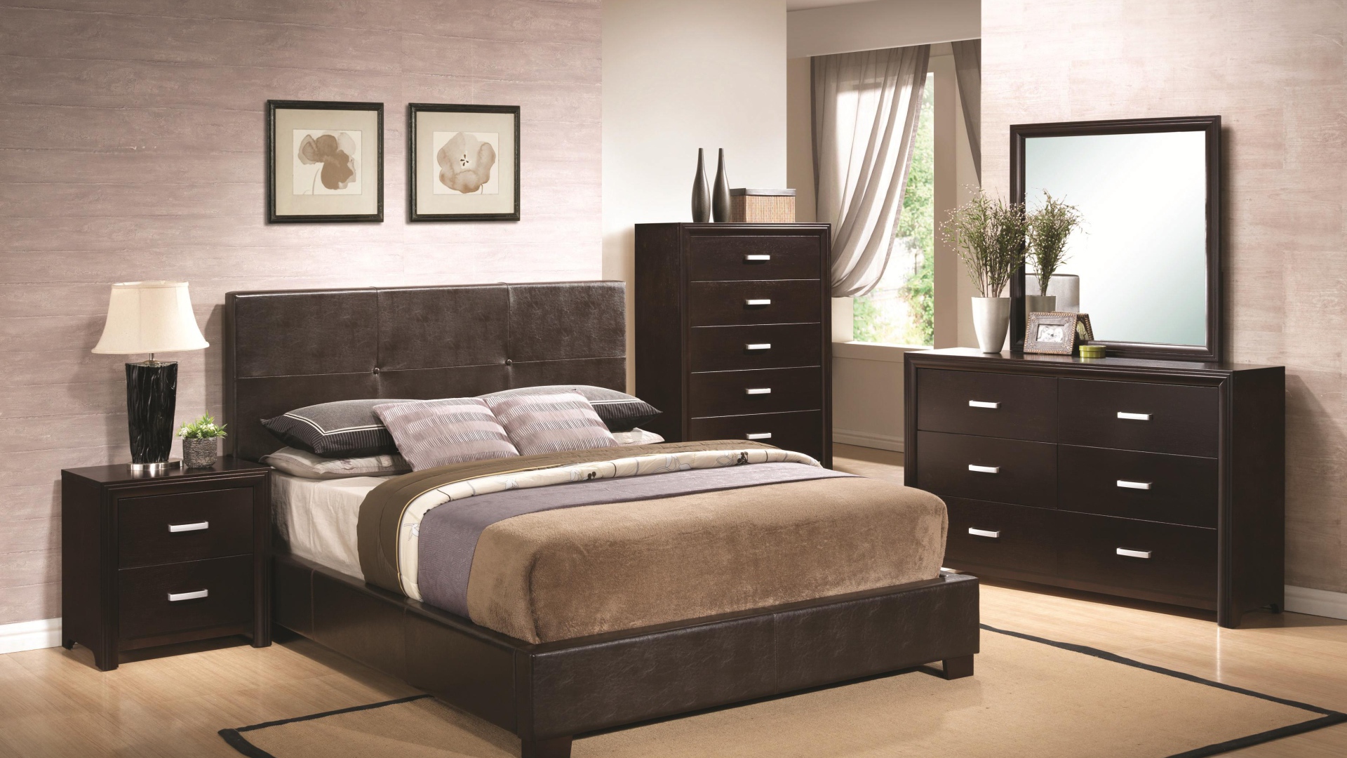 Большое зеркало в спальне