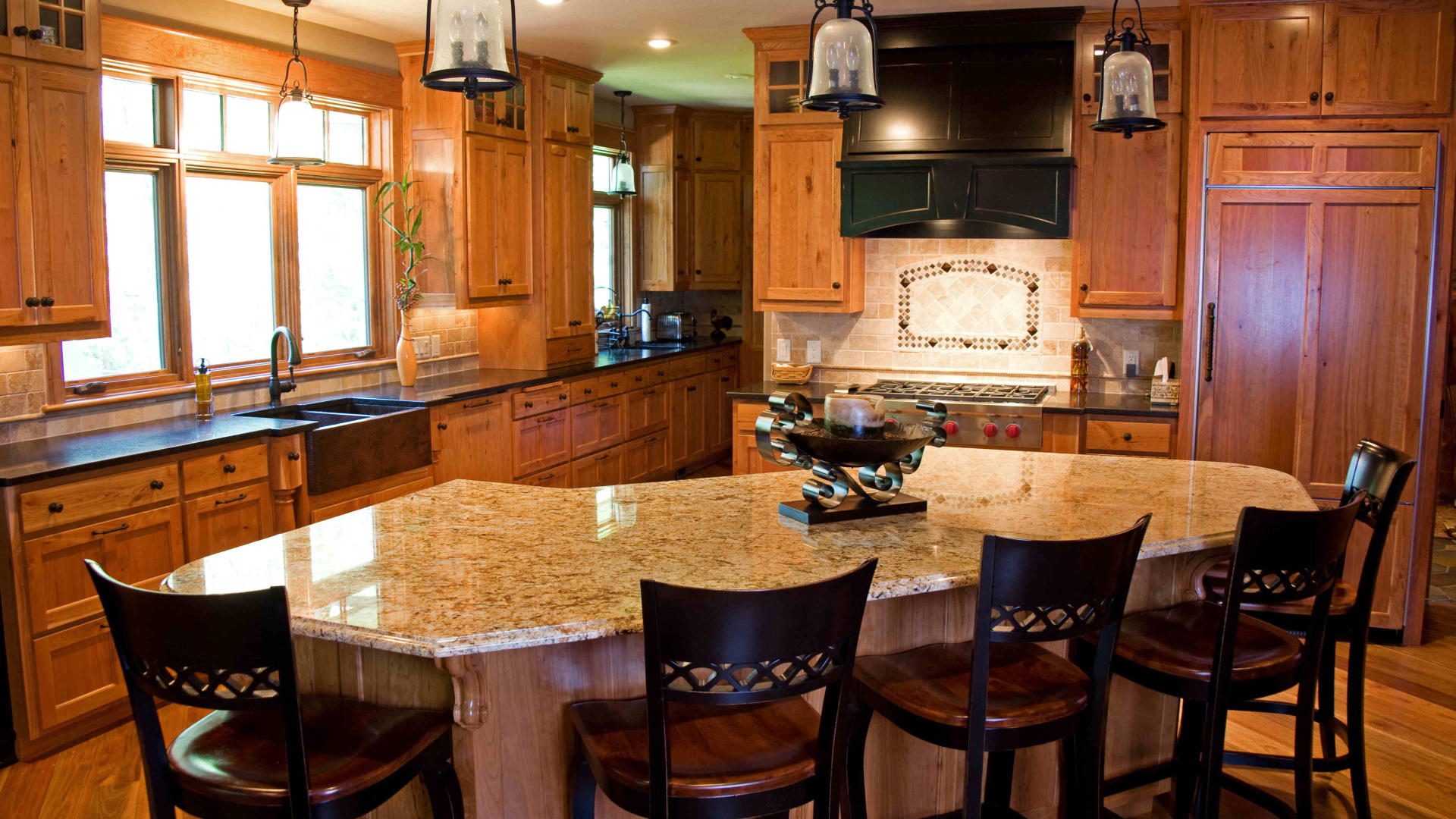 Большой стол в кухне