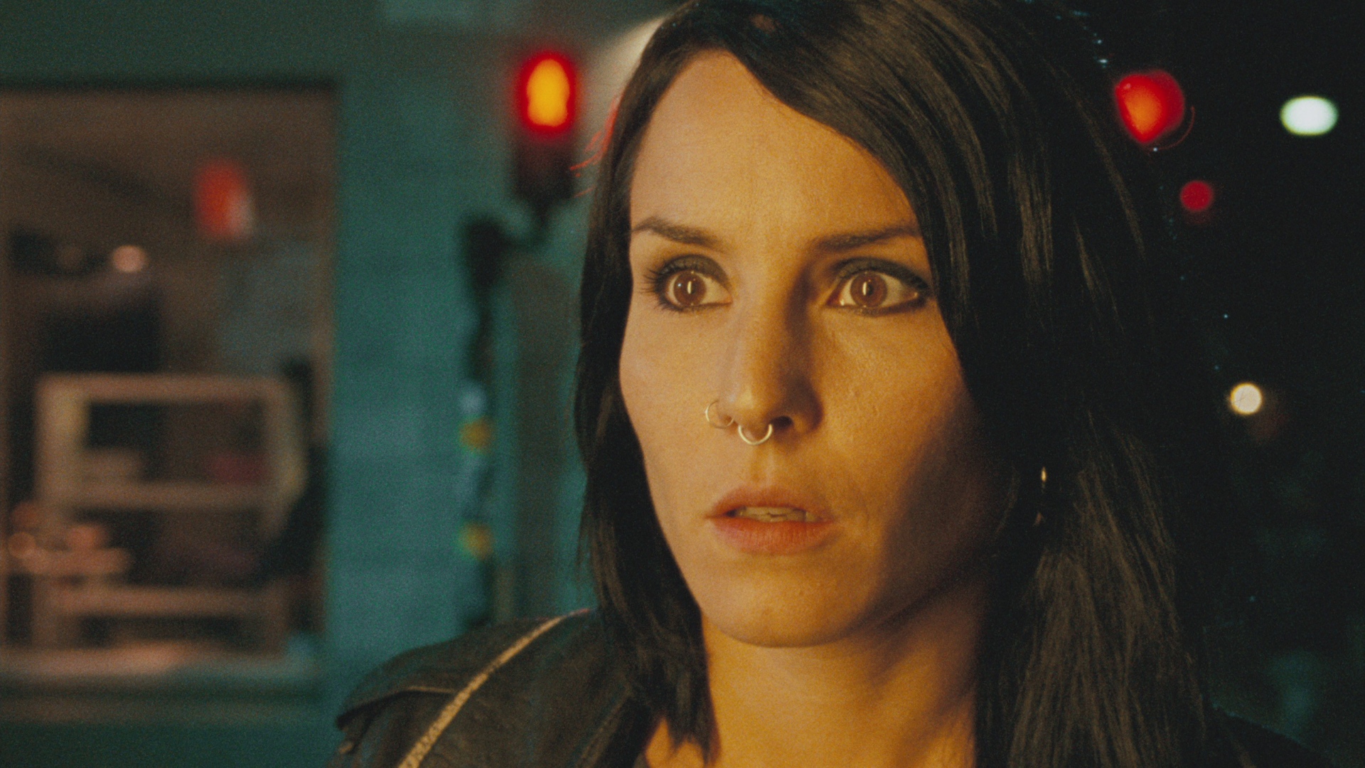 Женщина с пирсингом в носу