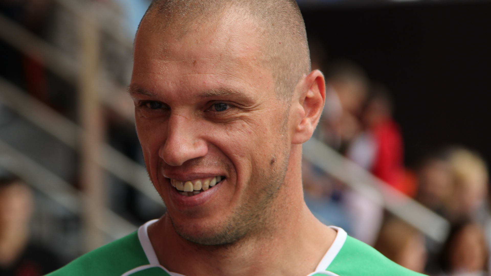 Александр Филимонов вратарь клуба Арсенал Тула на фоне трибун