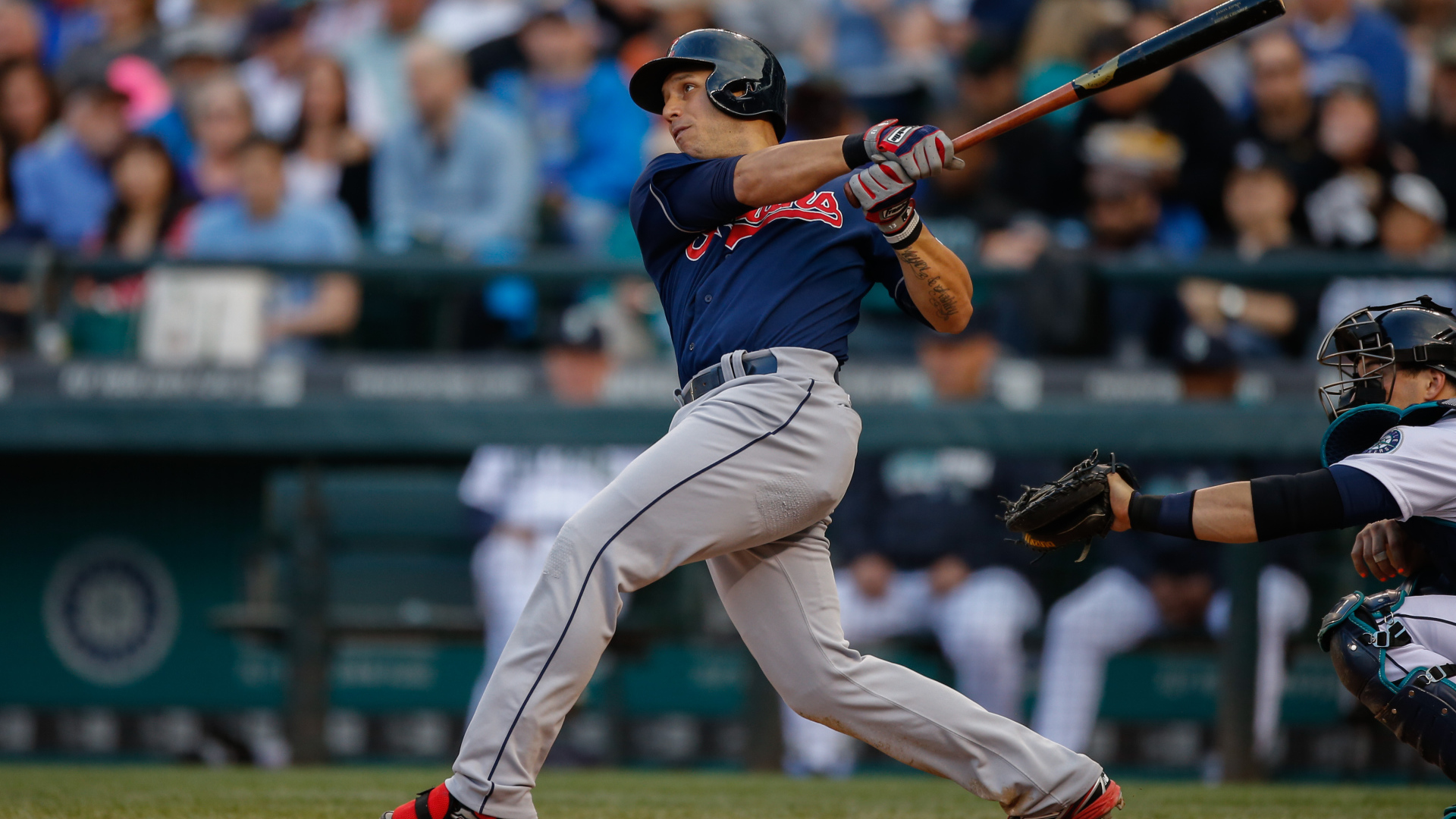 Асдрубал Кабрера отбивает мяч