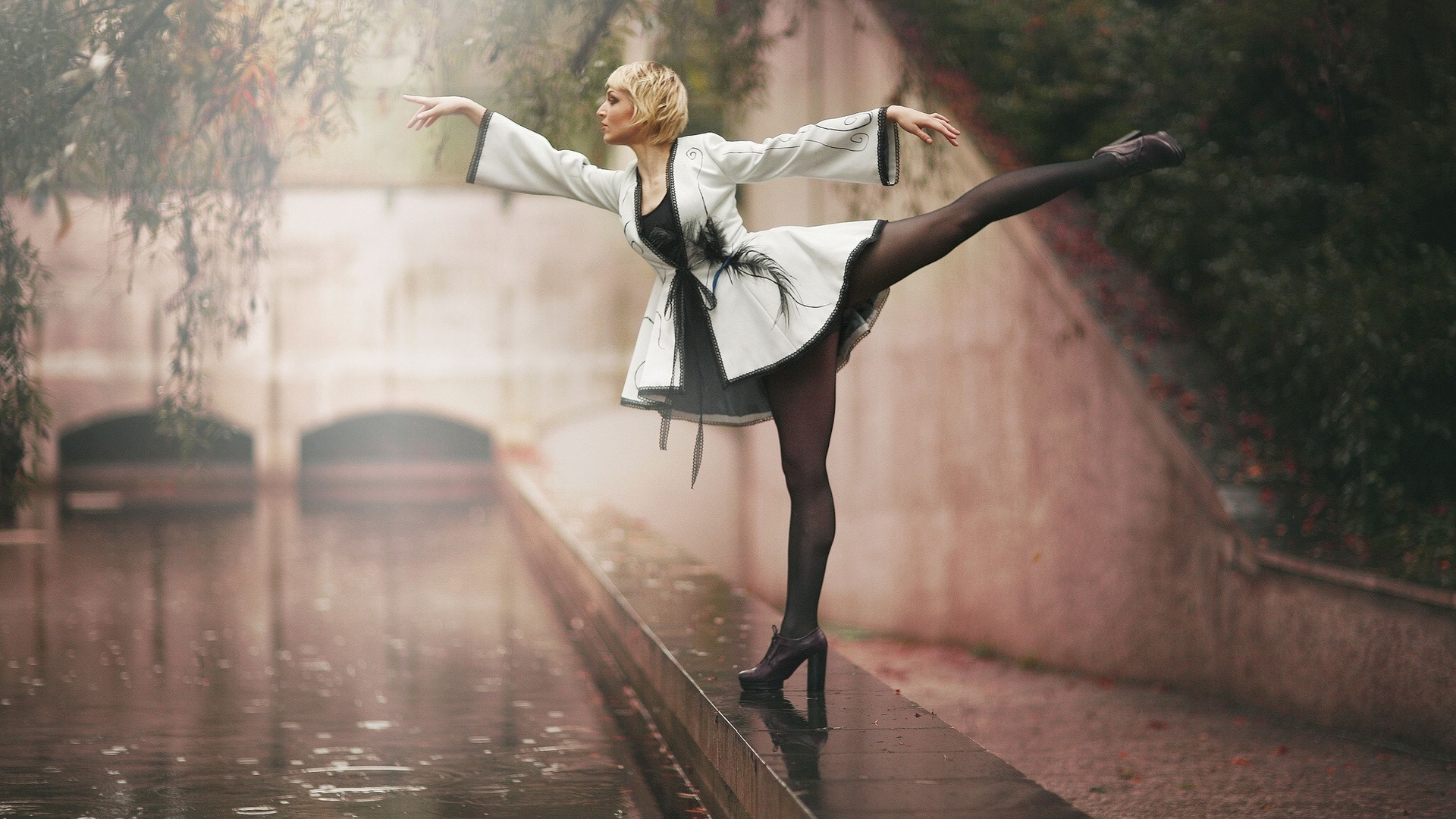 Балерина у реки