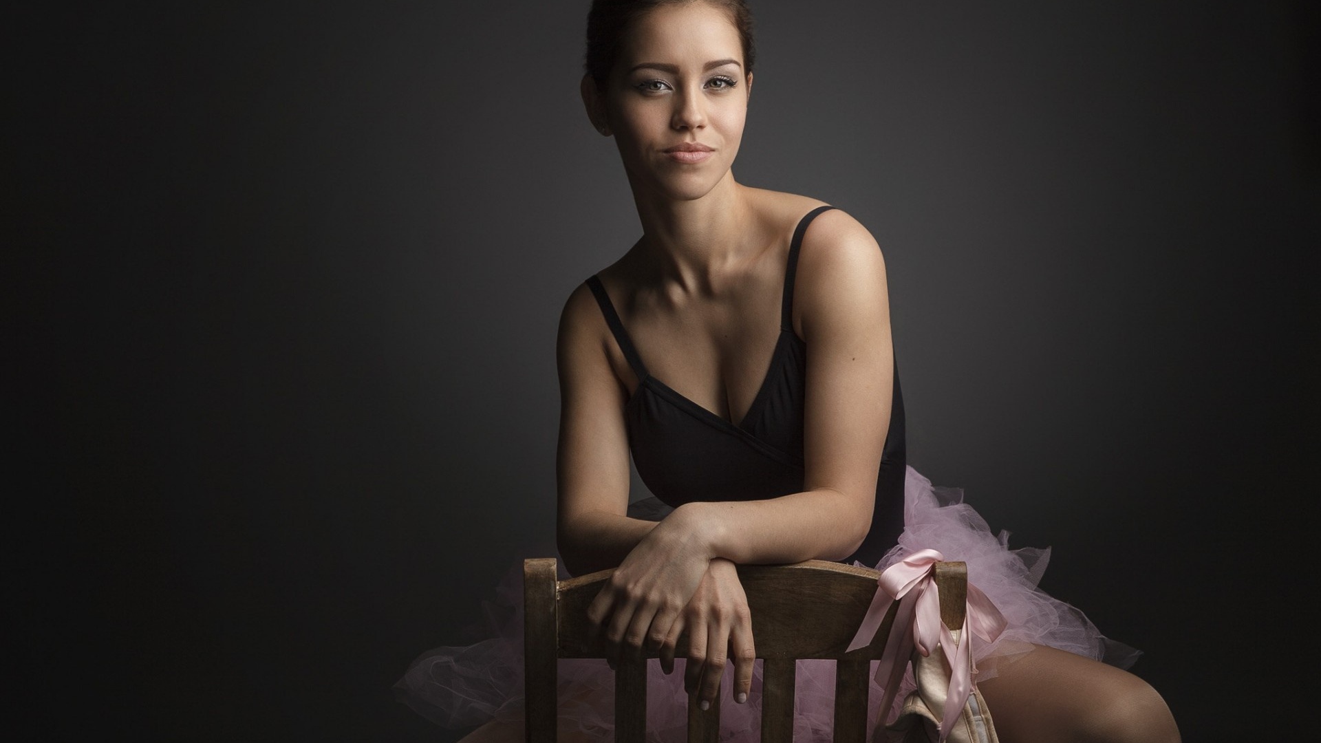 Балерина на стуле