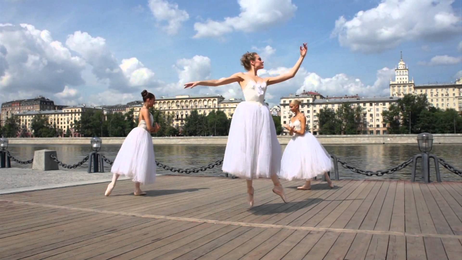 Балерины на пристани