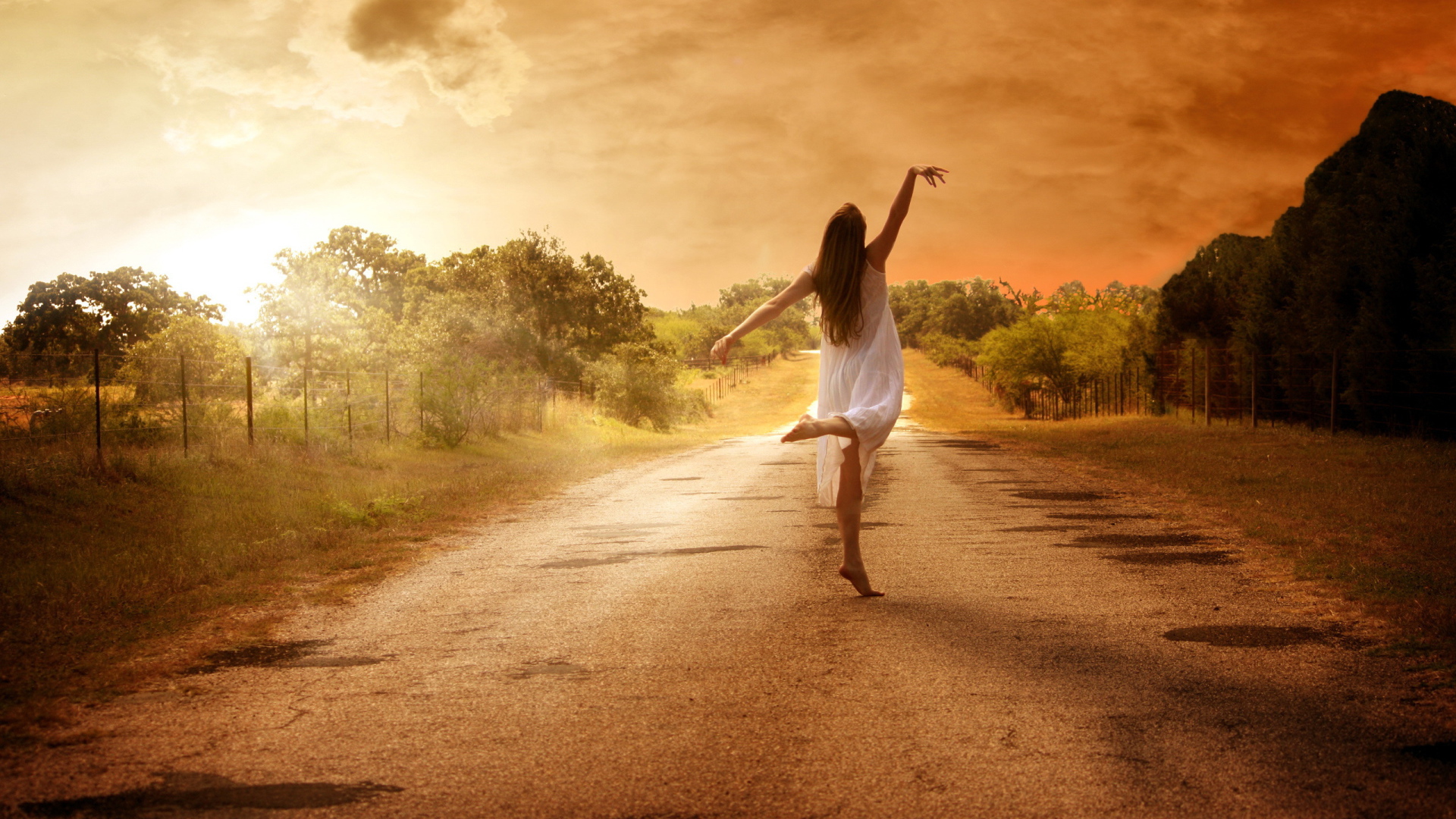 Балерина на дороге на фоне заката