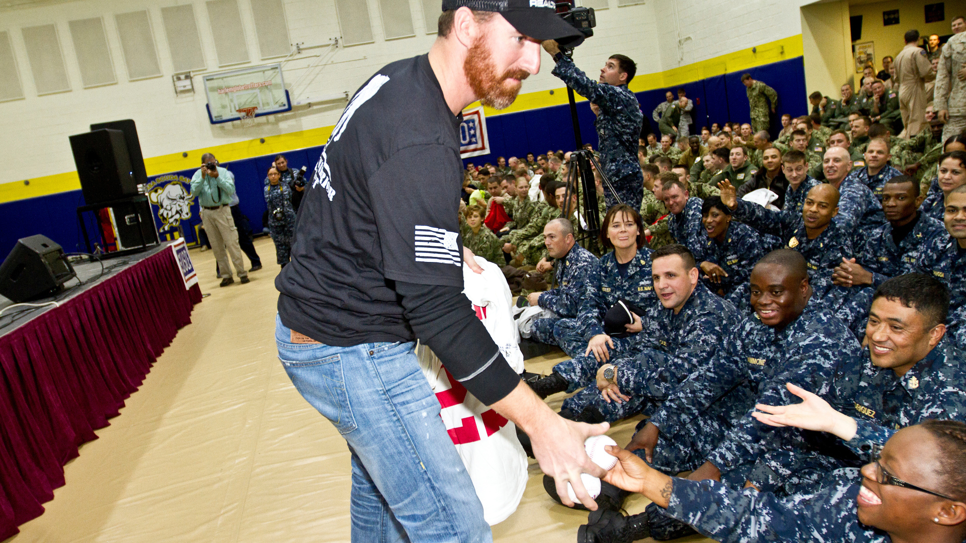Бейсболист Адам Ляруш с военными