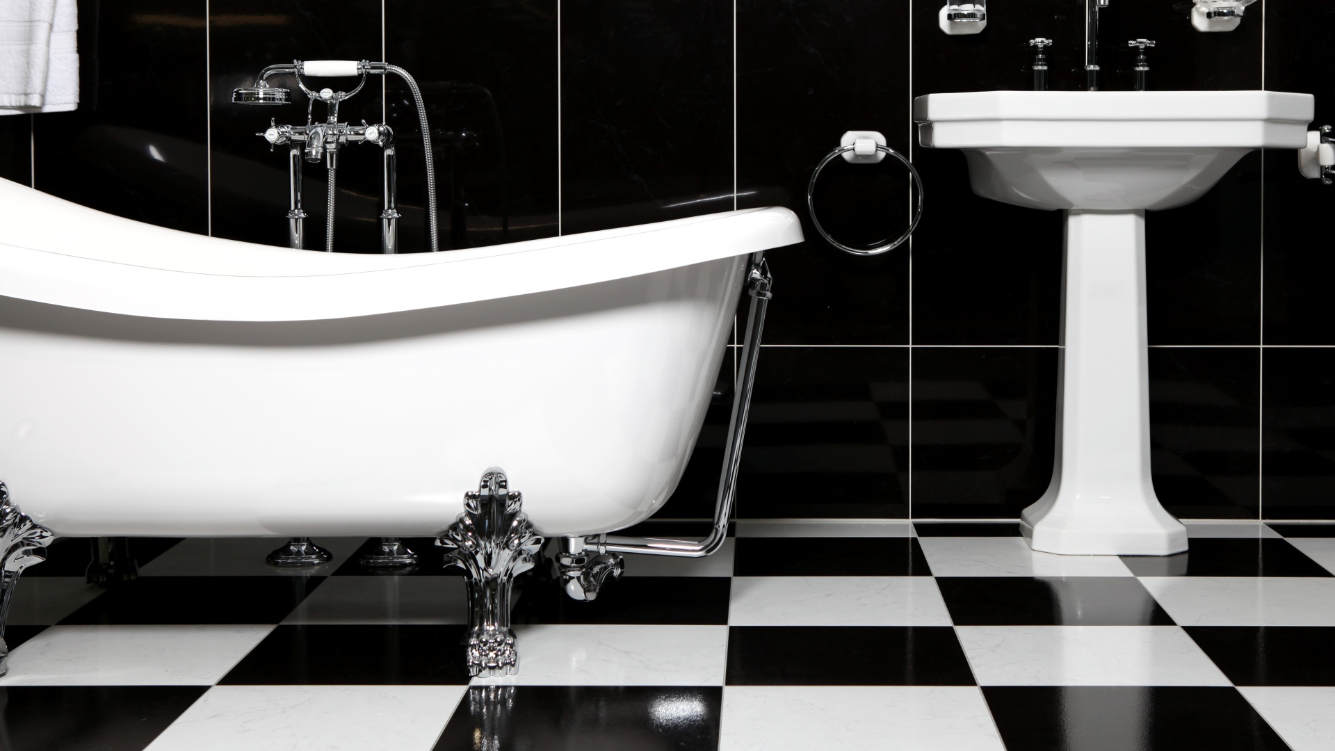 Черно белое оформление ванной