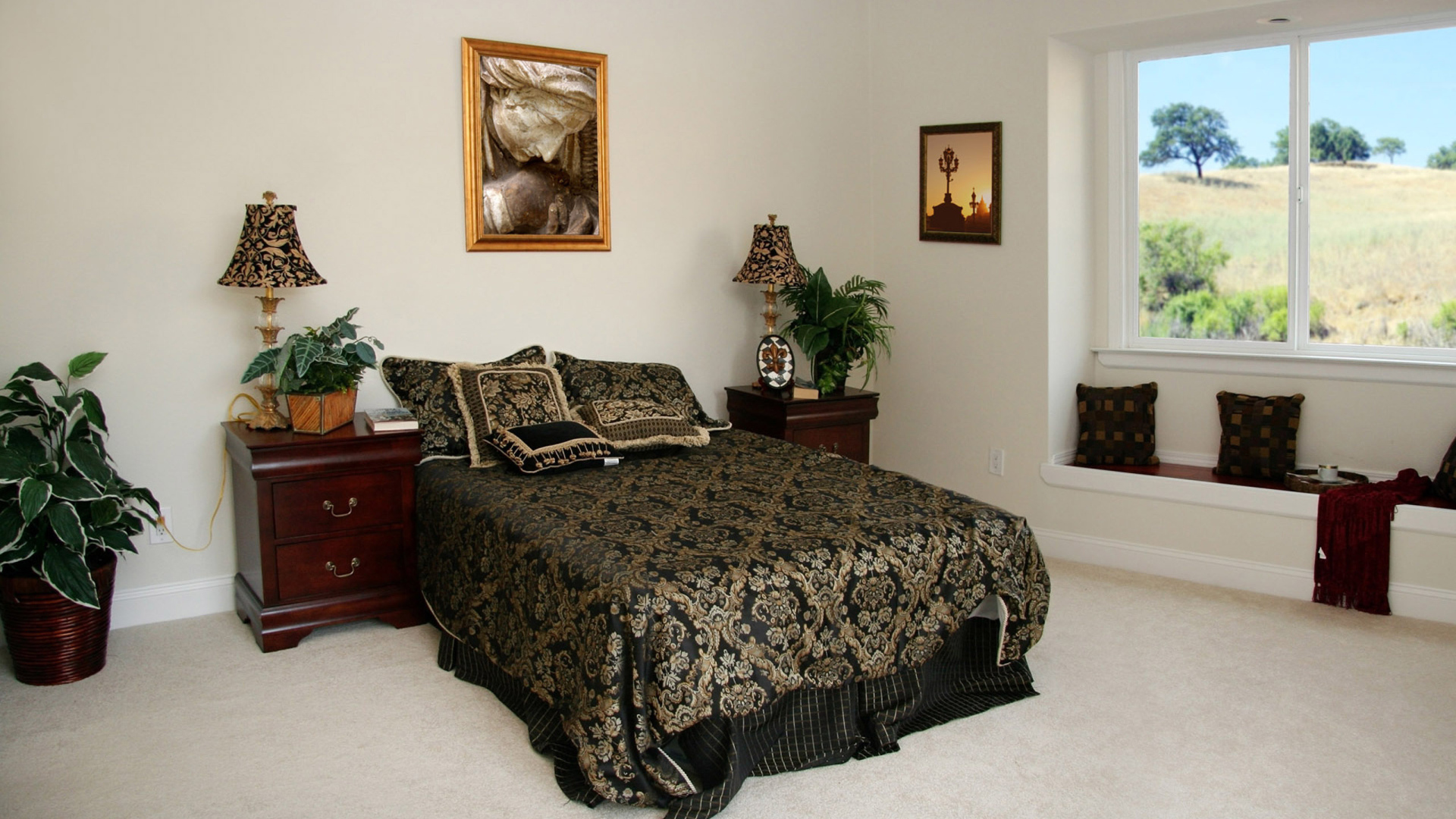 Черное покрывало на кровати в спальне