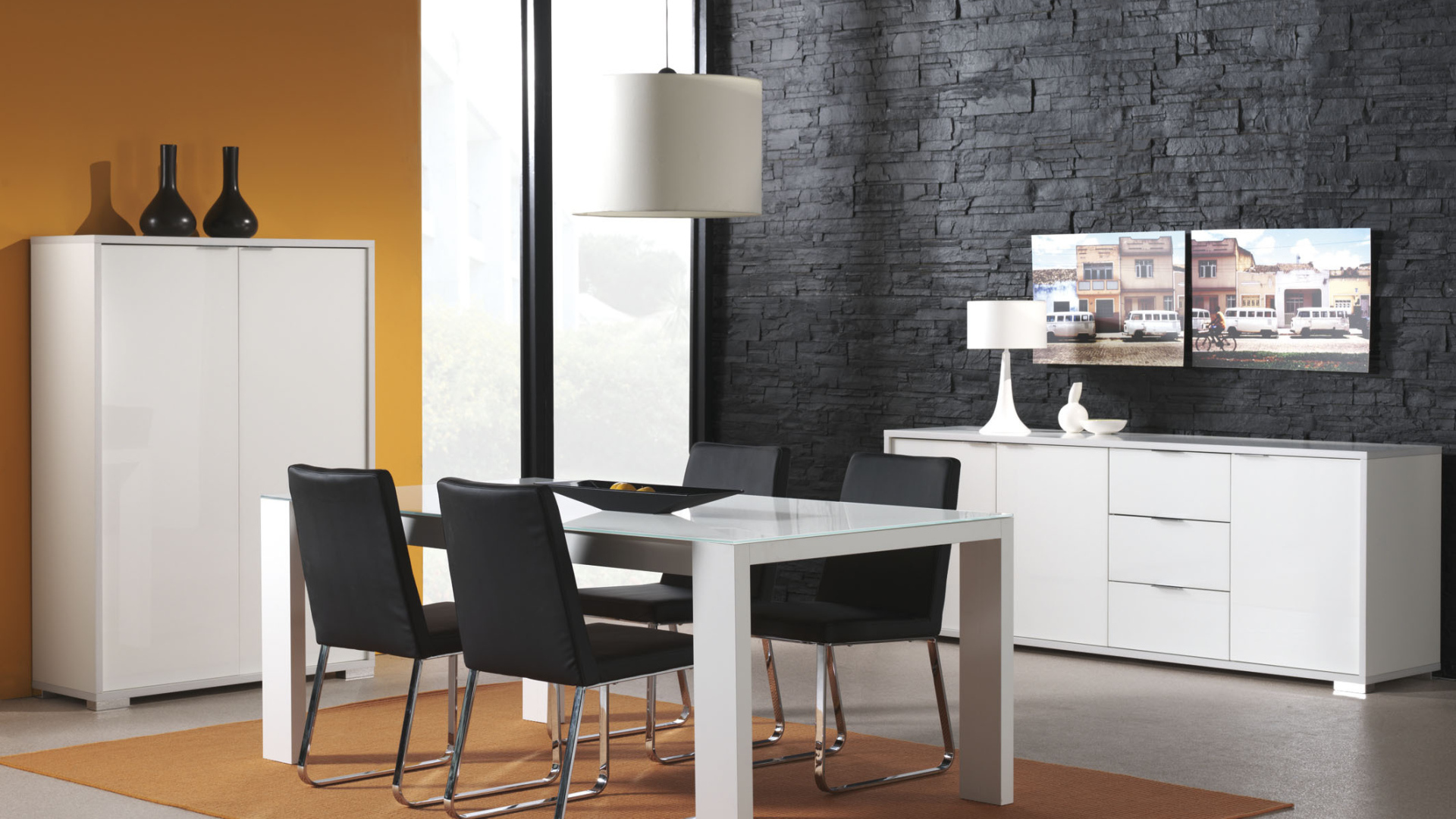 Черная стена в столовой