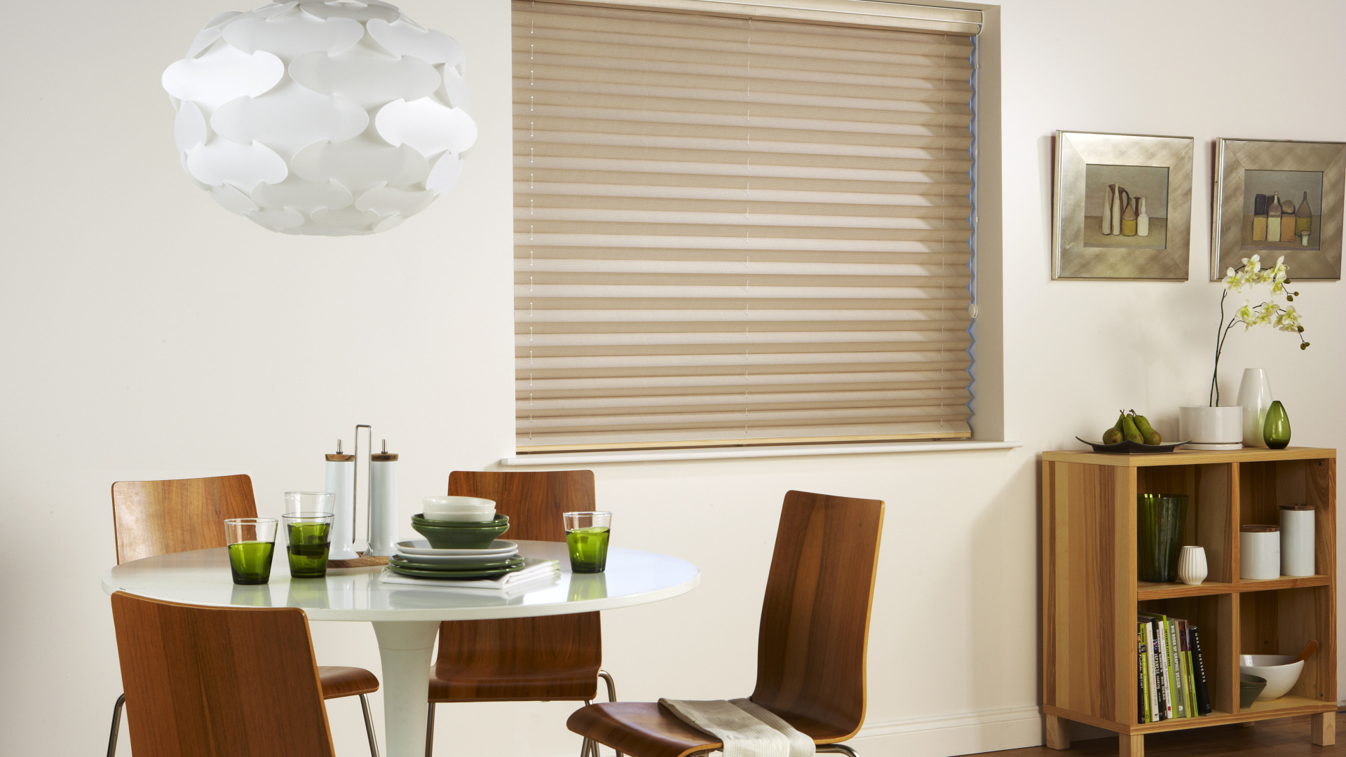 Жалюзи на окне в столовой