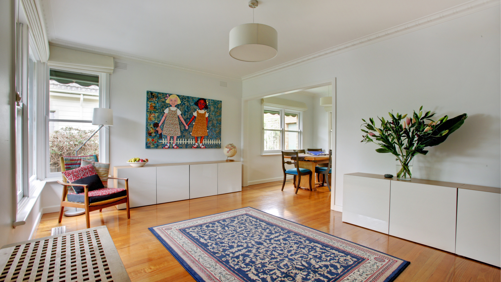 Голубой коврик в гостиной