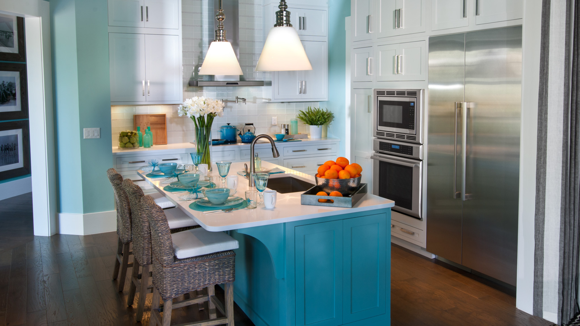 Голубой стол в кухне