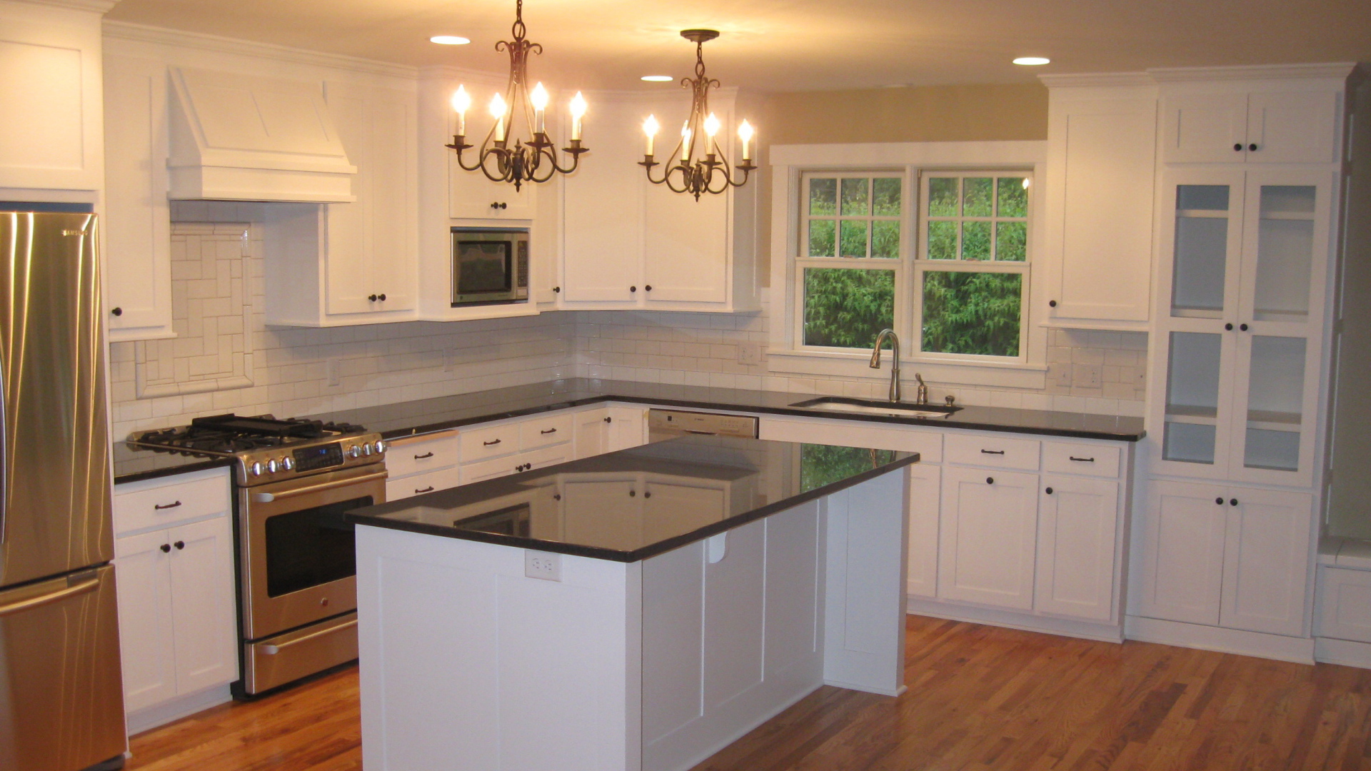 Яркие люстры на кухне