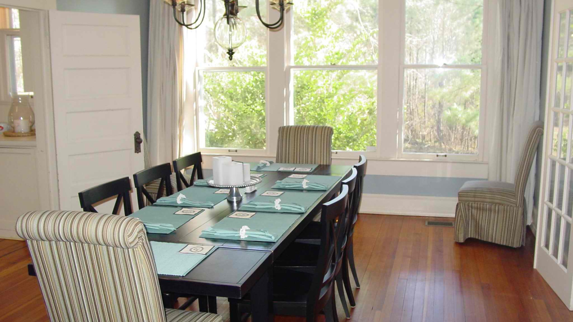 Светлая столовая в доме