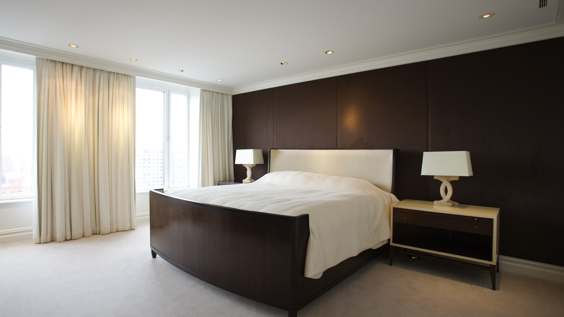 Коричневая стена в спальне