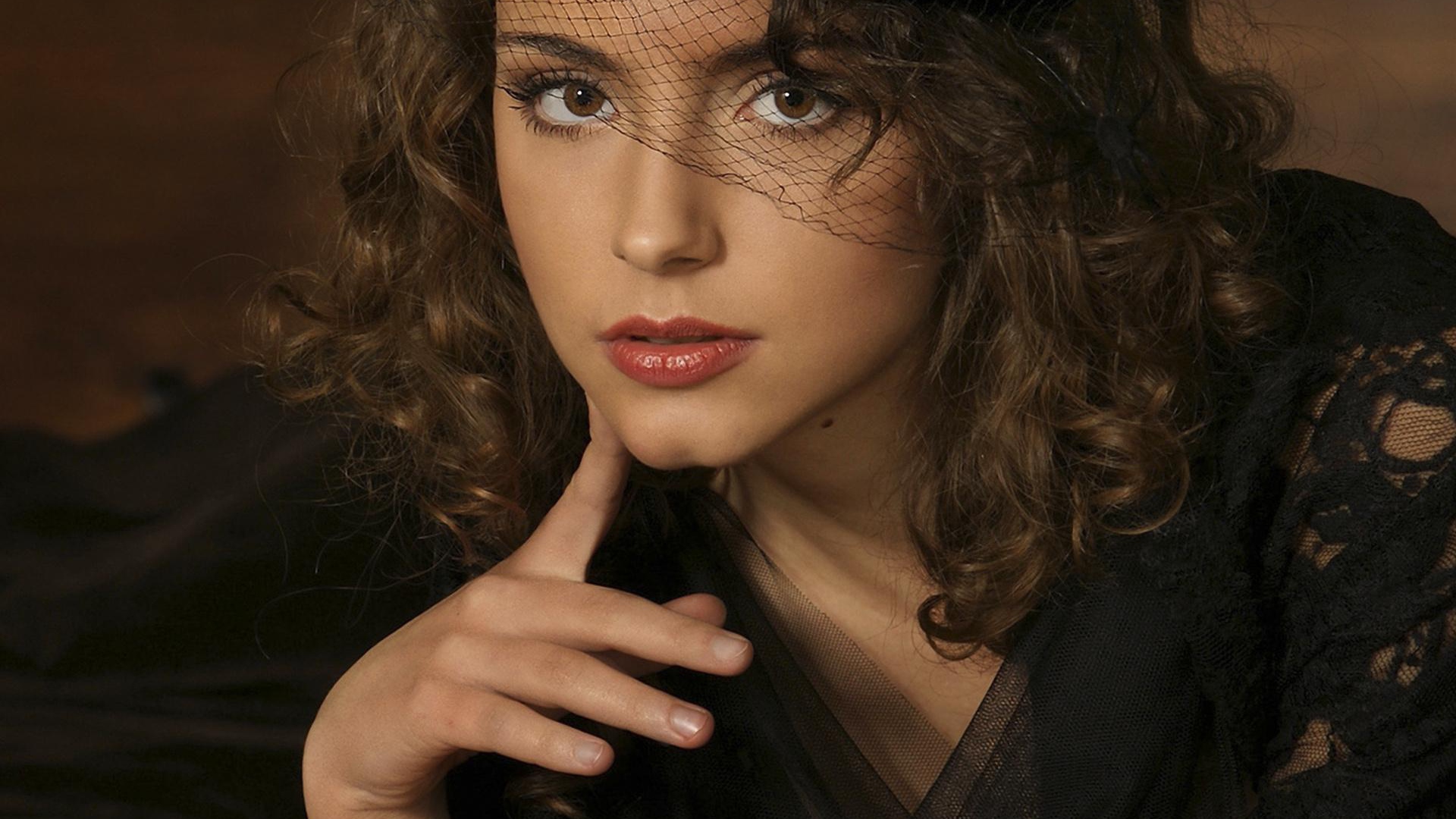 Брюнетка в чёрном платье