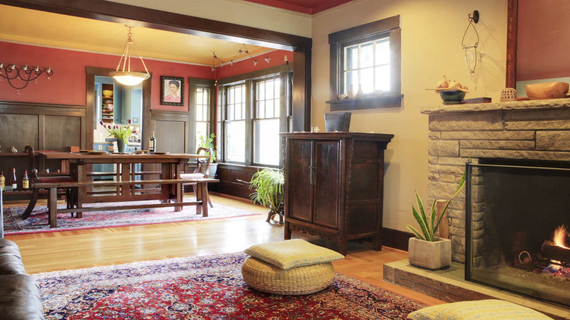 Горящий камин в гостиной