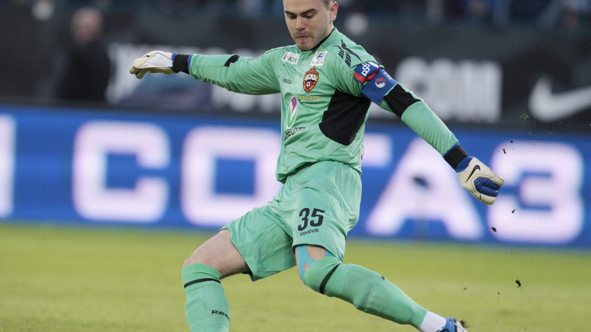 Вратарь ЦСКА Игорь Акинфеев бьет по мячу